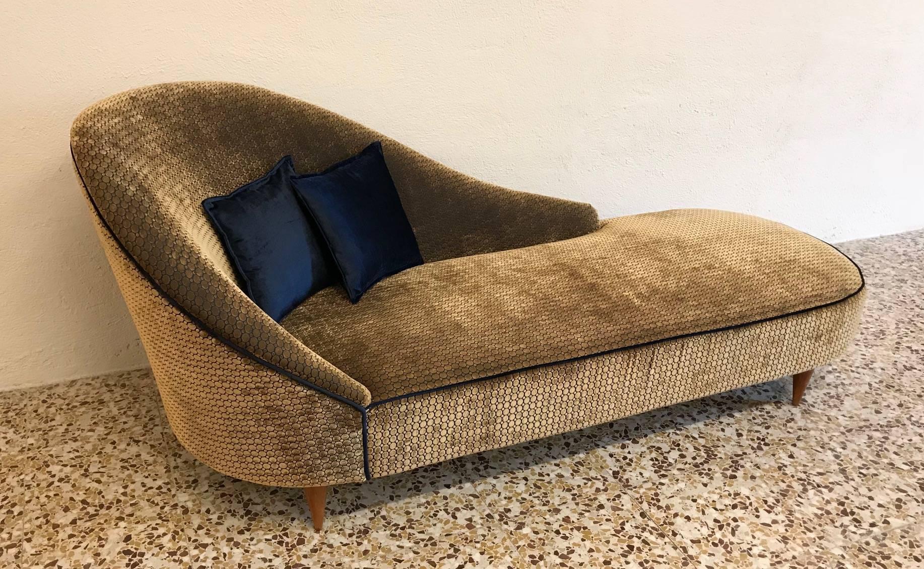 This Italian 1950s chaise longue has been restuffed and upholstered in high quality Italian velvet.
The feet is made of maple.