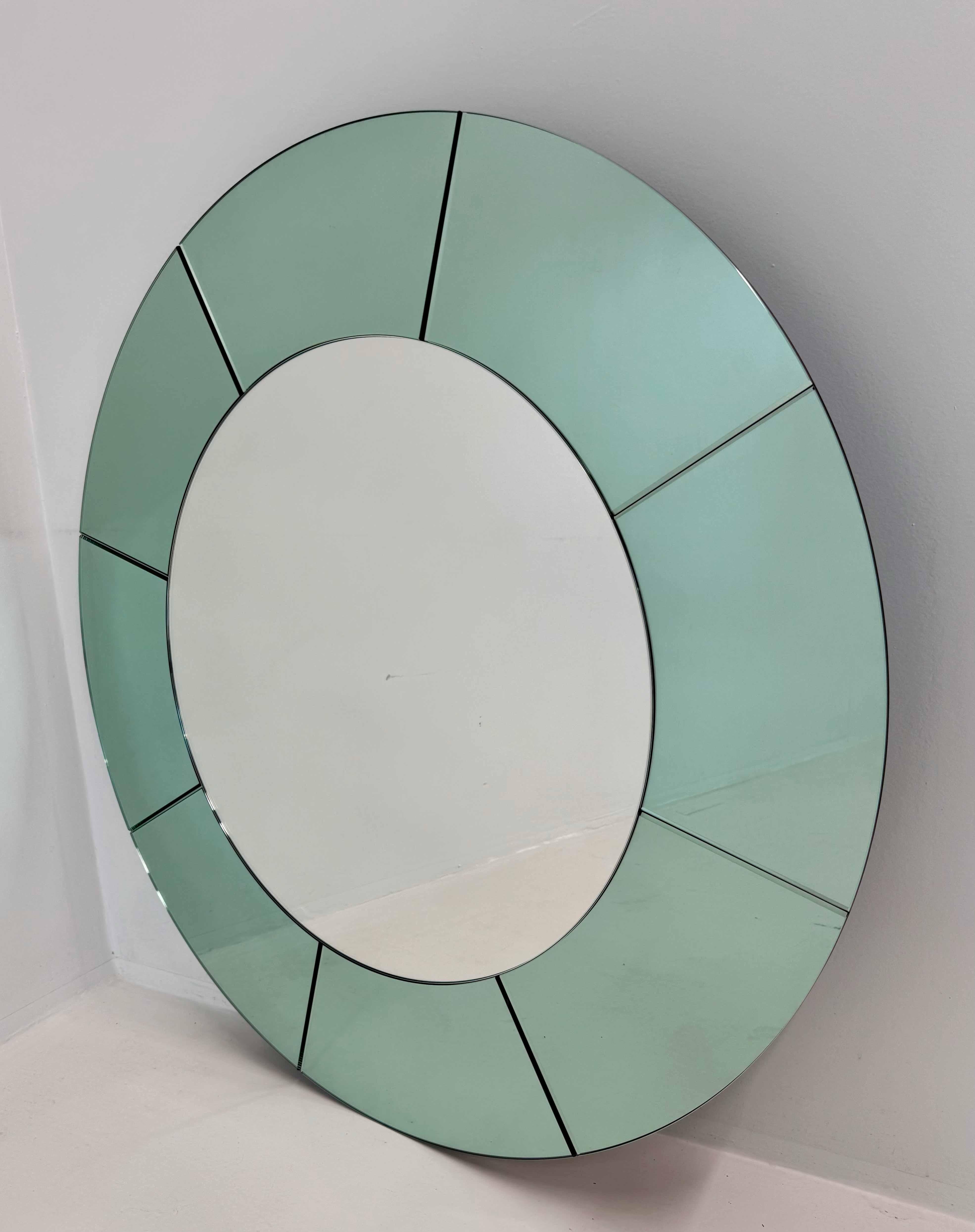 Art déco Elegante paire de miroirs muraux italiens en verre vert, dans le style de Fontana Arte en vente