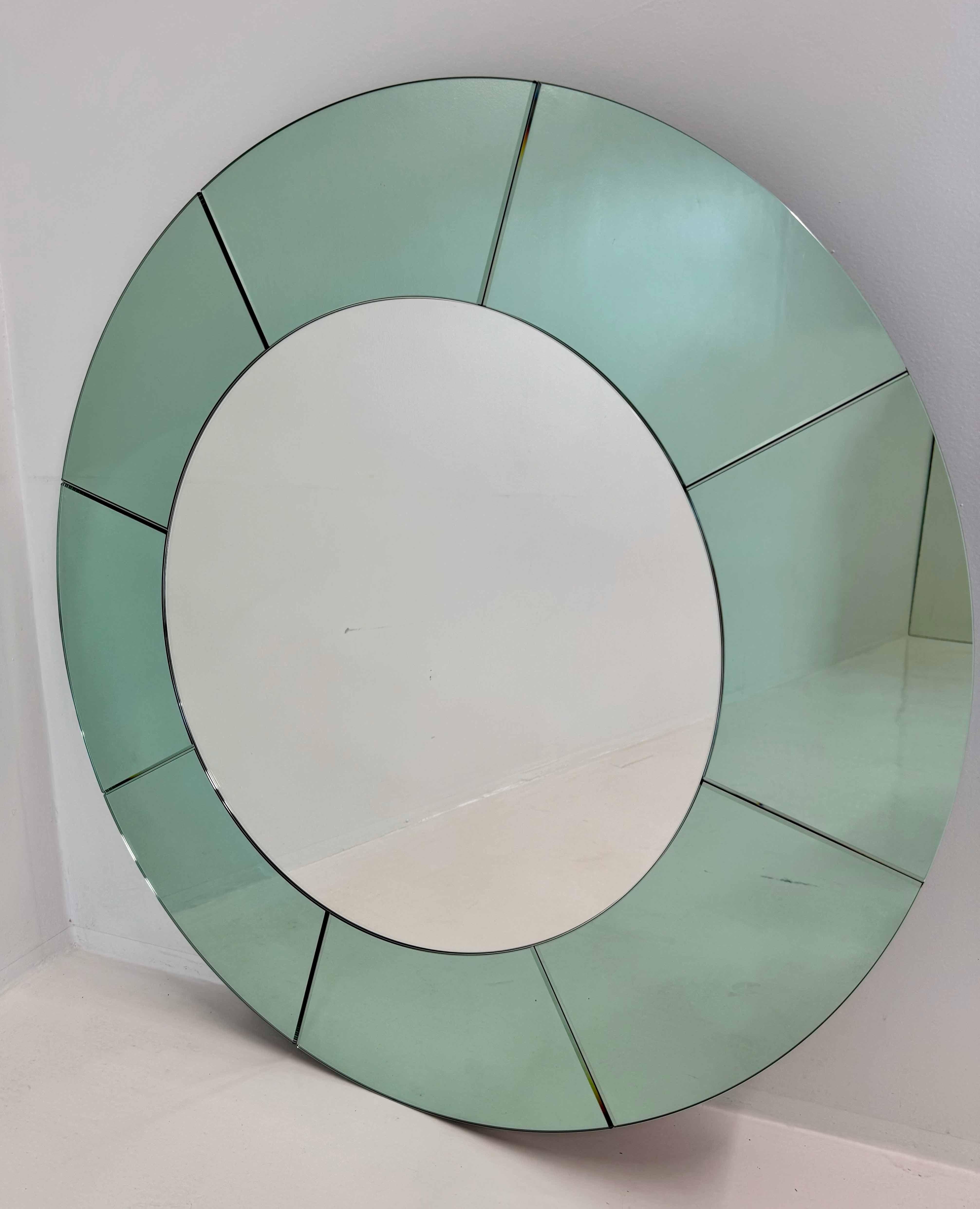 Elegante paire de miroirs muraux italiens en verre vert, dans le style de Fontana Arte Excellent état - En vente à Meda, MB