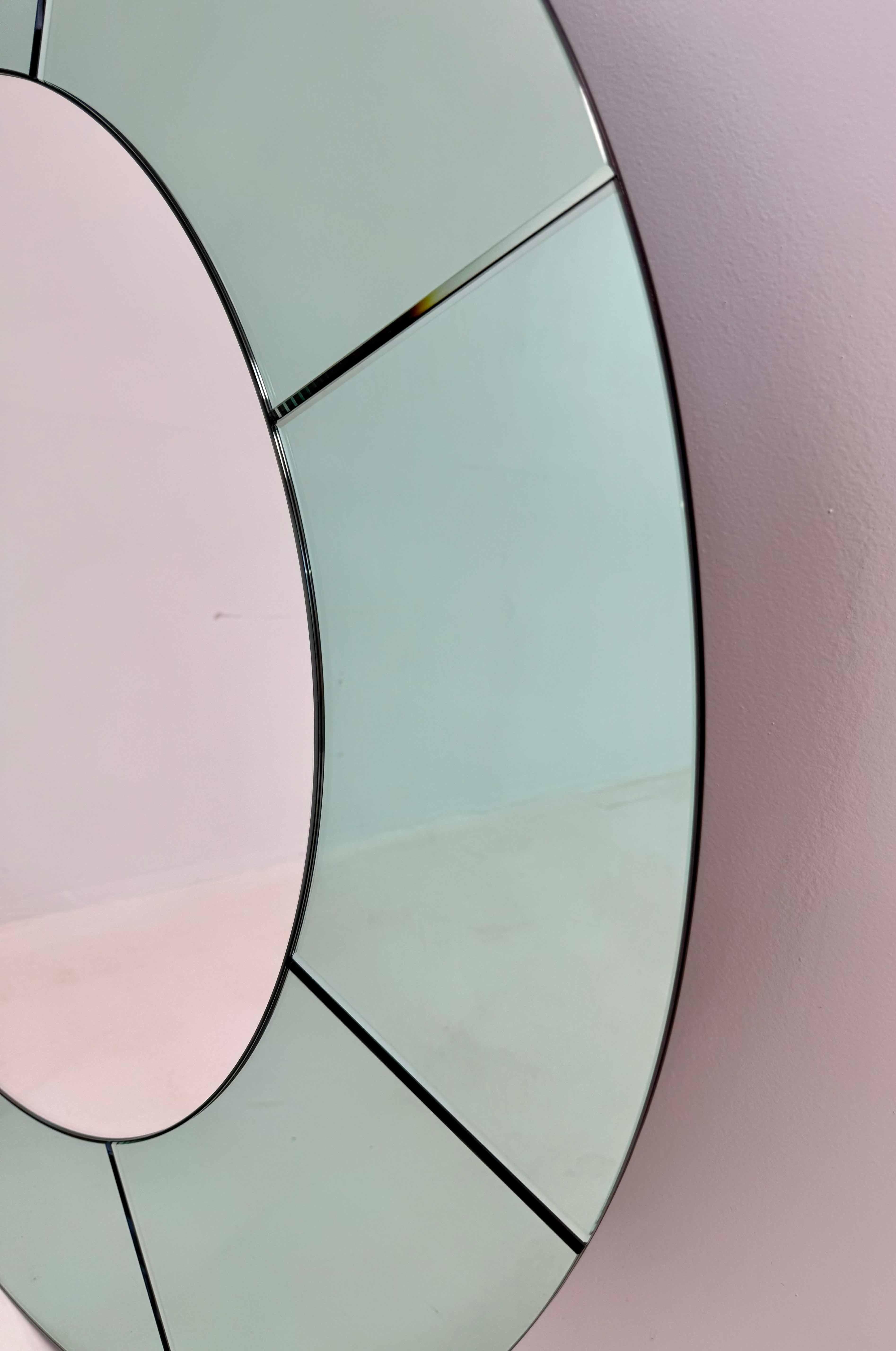 XXIe siècle et contemporain Elegante paire de miroirs muraux italiens en verre vert, dans le style de Fontana Arte en vente