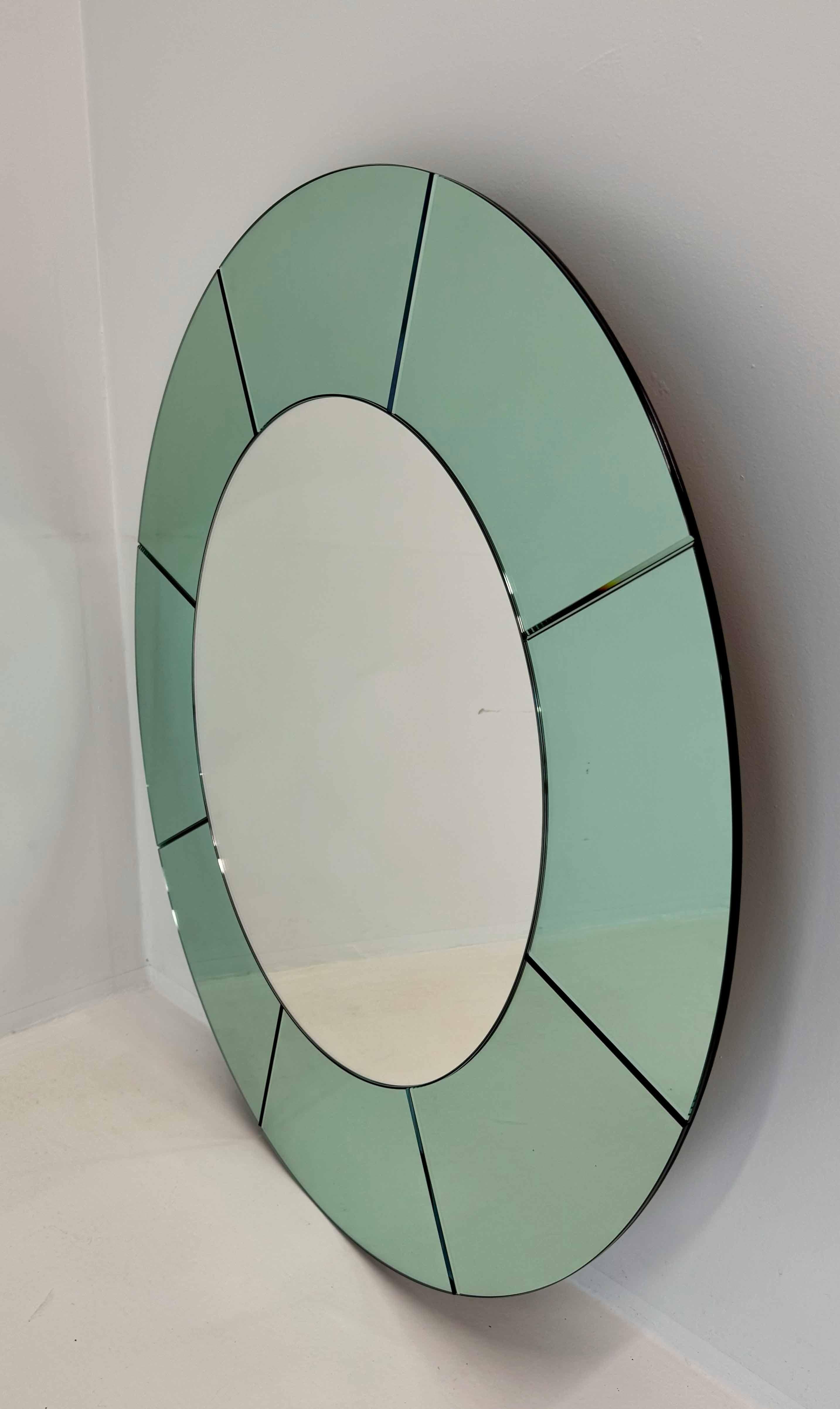 Elegante paire de miroirs muraux italiens en verre vert, dans le style de Fontana Arte en vente 1