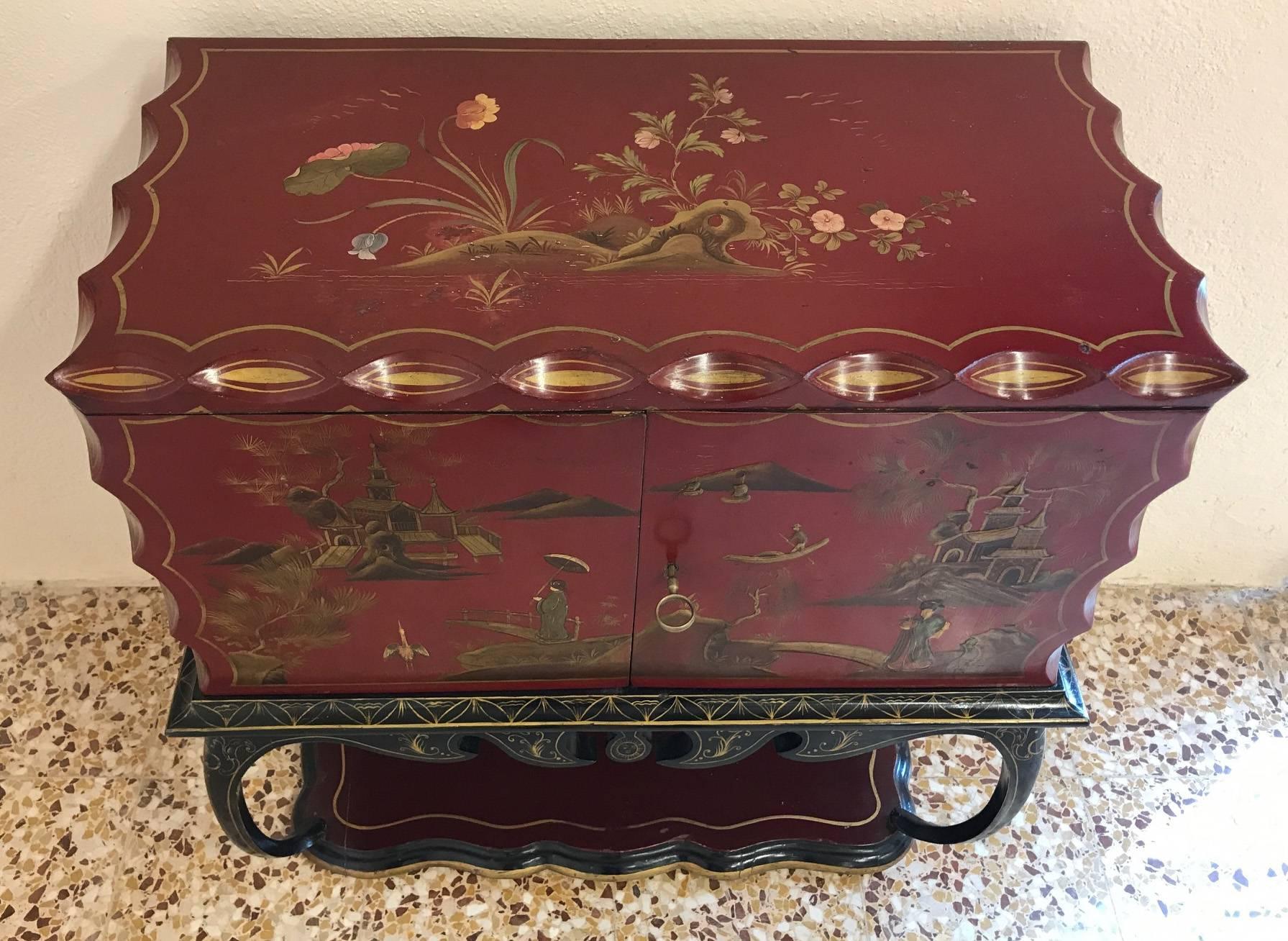 Entirely lacquered cabinet with chinoiserie decoration. Inside bar compartment with and mirrors.