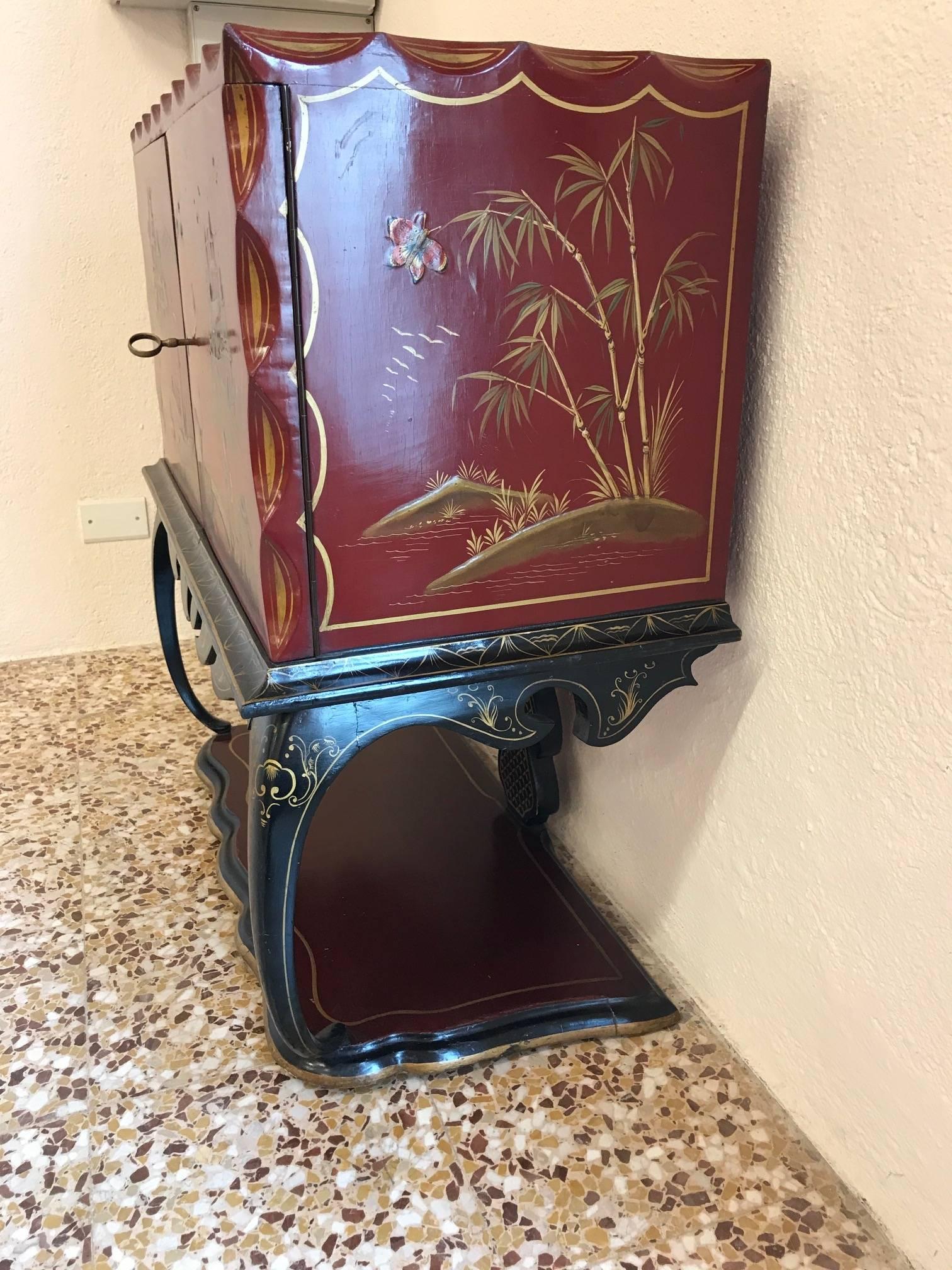 20th Century Chinoiserie Bar Cabinet In Good Condition In Meda, MB
