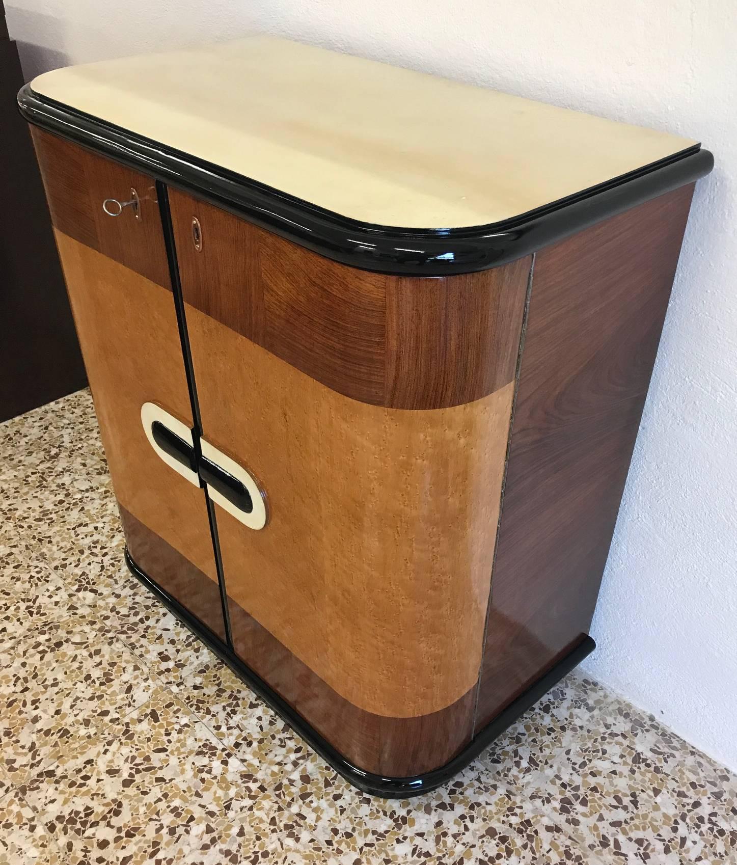 Small Art Deco sideboard in maple root.
Details of the decoration and the top are in parchment.
Ebonized profiles.