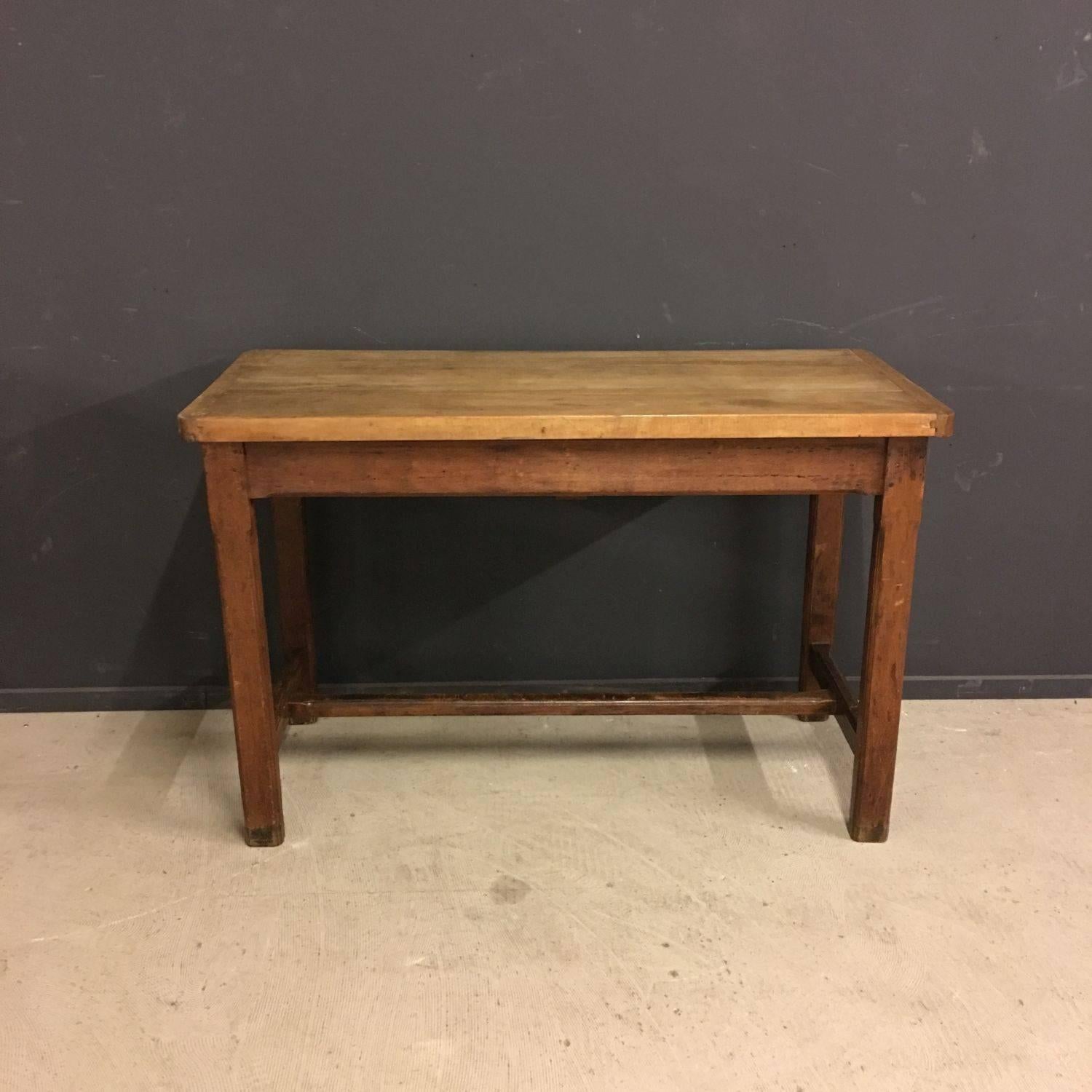 This antique oak farmhouse table is made in France during the 1900s. It features one drawer with a brass handle. Remains in very good condition.