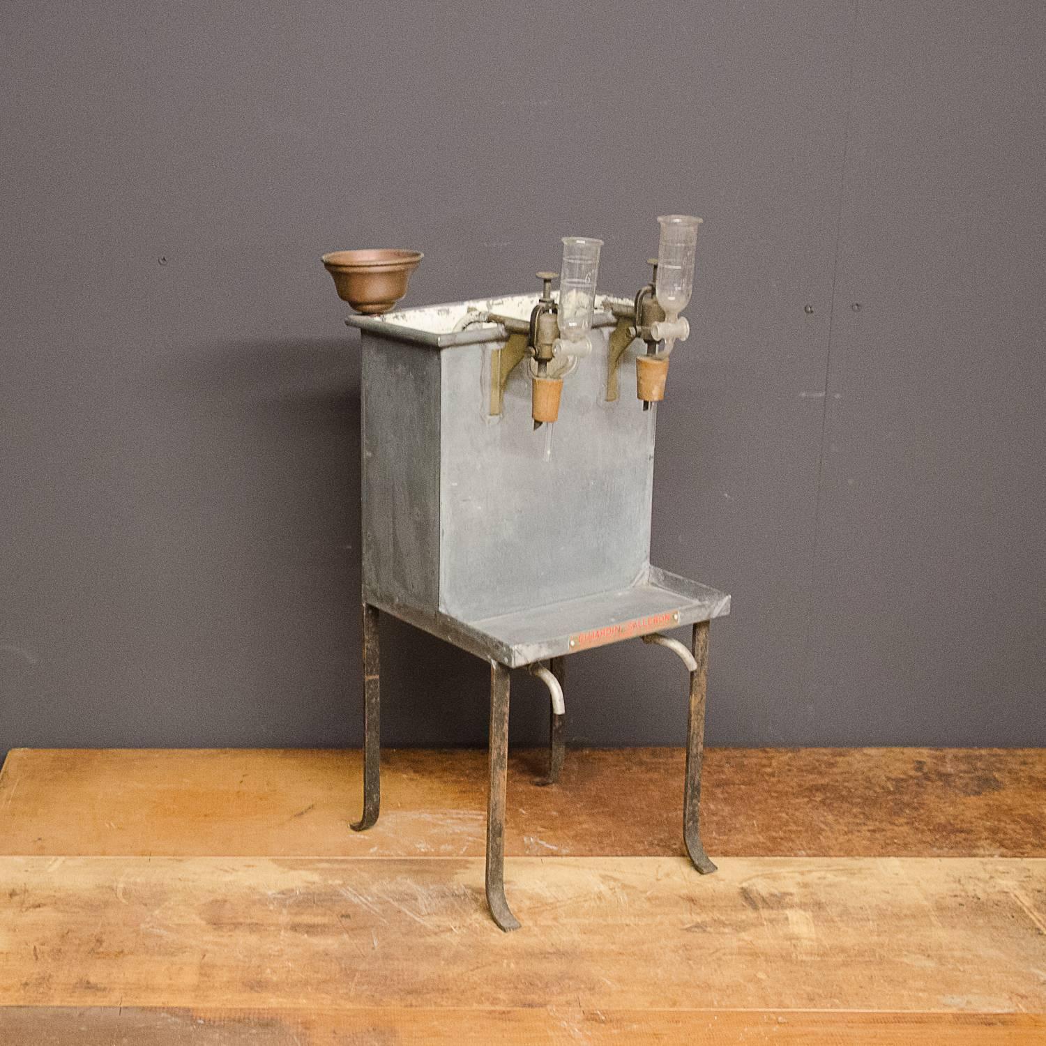 Cette pièce de distillerie vintage est fabriquée par Salleron Dujardin, dans les années 1940 à Paris. Il était utilisé pour le vin.