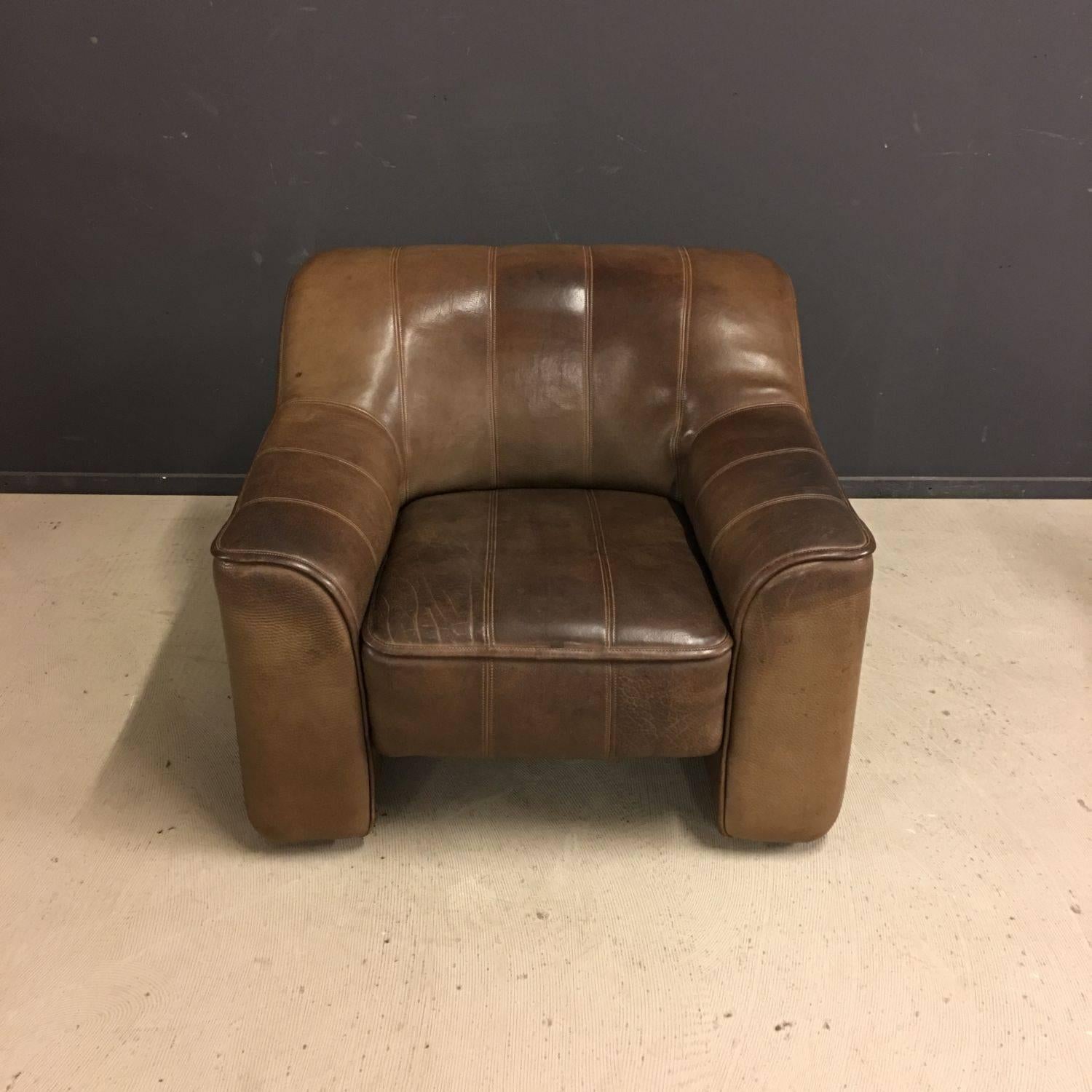 This De Sede DS44 set, is made in Switzerland during the 1970s. Made in thick, dark brown, buffalo leather, with nice patina. It features a three-seat sofa and a lounge armchair. DS44 type seating’s by De Sede have an extendable seating surface with