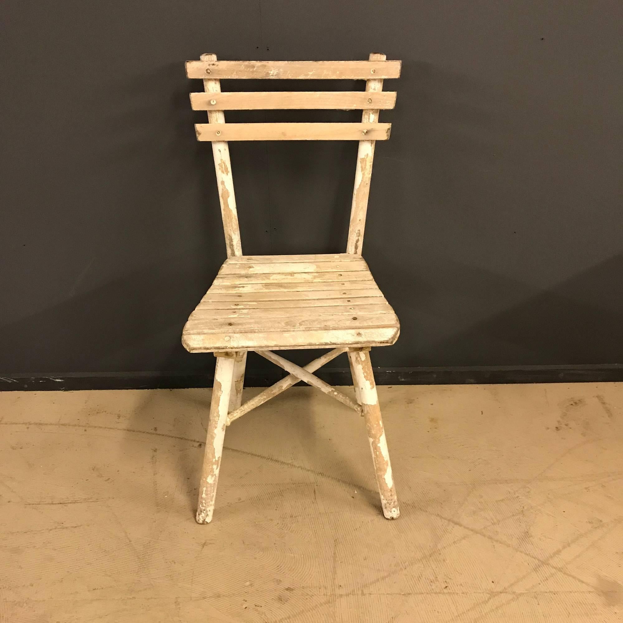 White painted oak wooden chair.
Nice distressed original paint.
This chair remains in good condition.