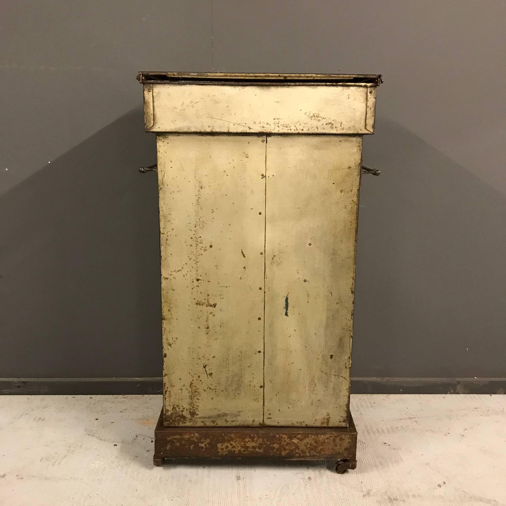 19th Century Metal Boat Wash Stand In Fair Condition For Sale In Ulft, Gelderland