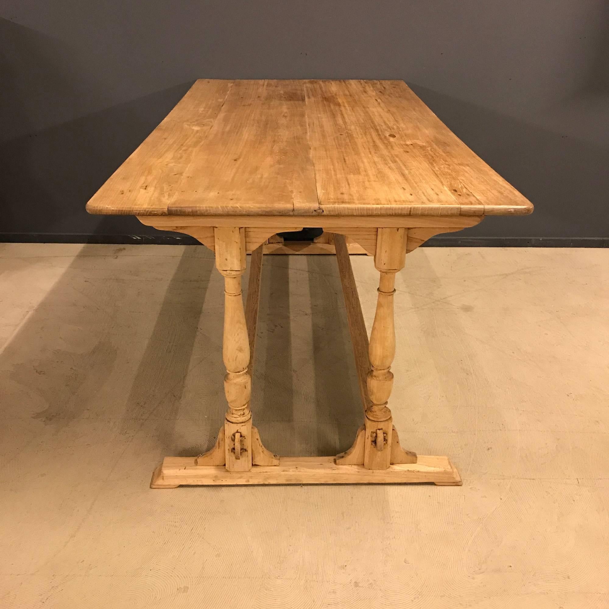 French antique bleeched oak farmhouse table. Remains in good condition.
 
Size of this French antique bleeched oak farmhouse table
180 x 93 x 79 Cm.