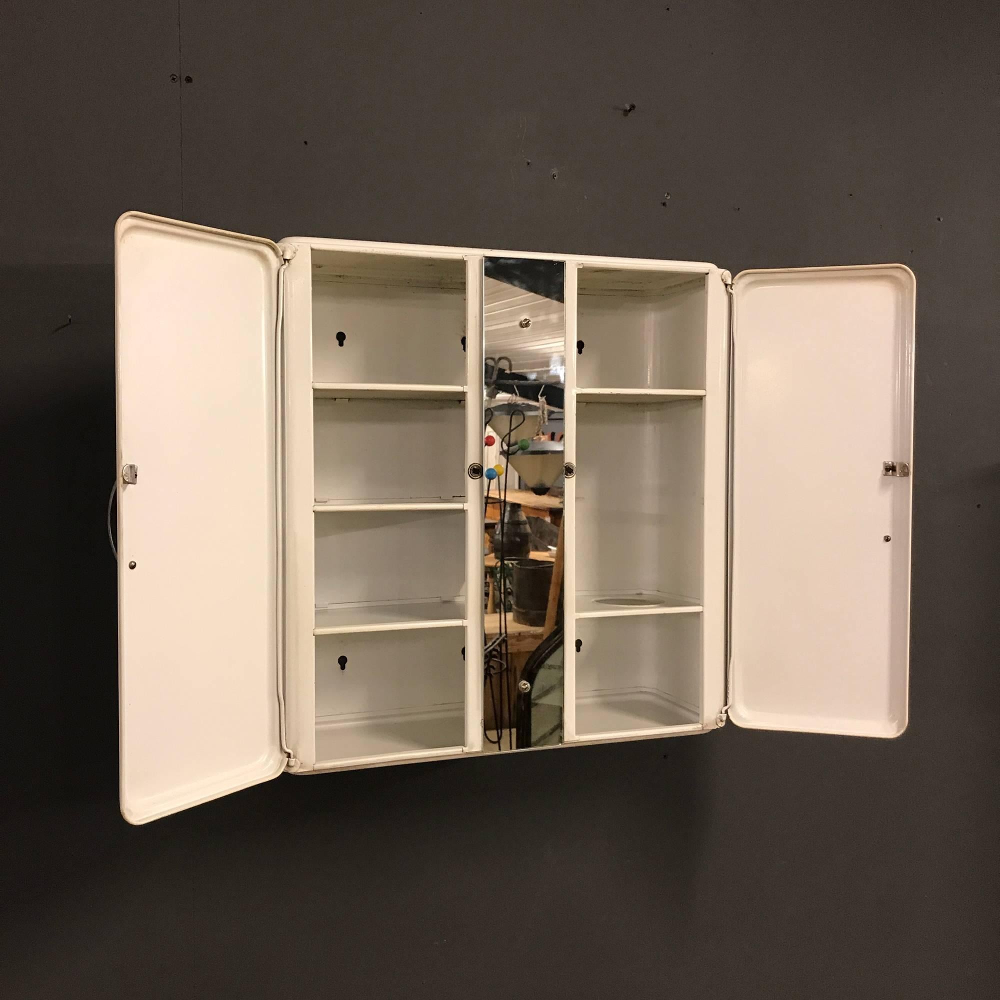 White Metal Medicine Cabinet In Good Condition In Ulft, Gelderland