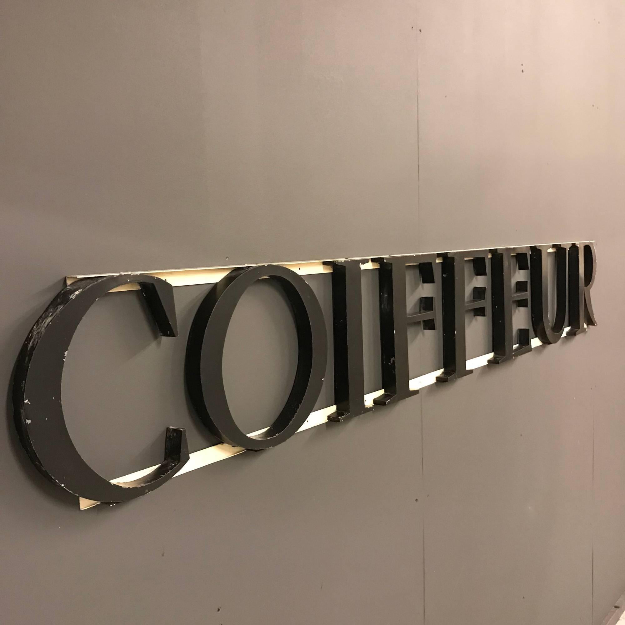 Vintage French hairdresser or barbershop sign. Letters are made of zinc and remain in Good condition. Coiffeur
Size of this French barbershop sign zinc coiffeur
Measures: 210 x 30 x 4 cm.