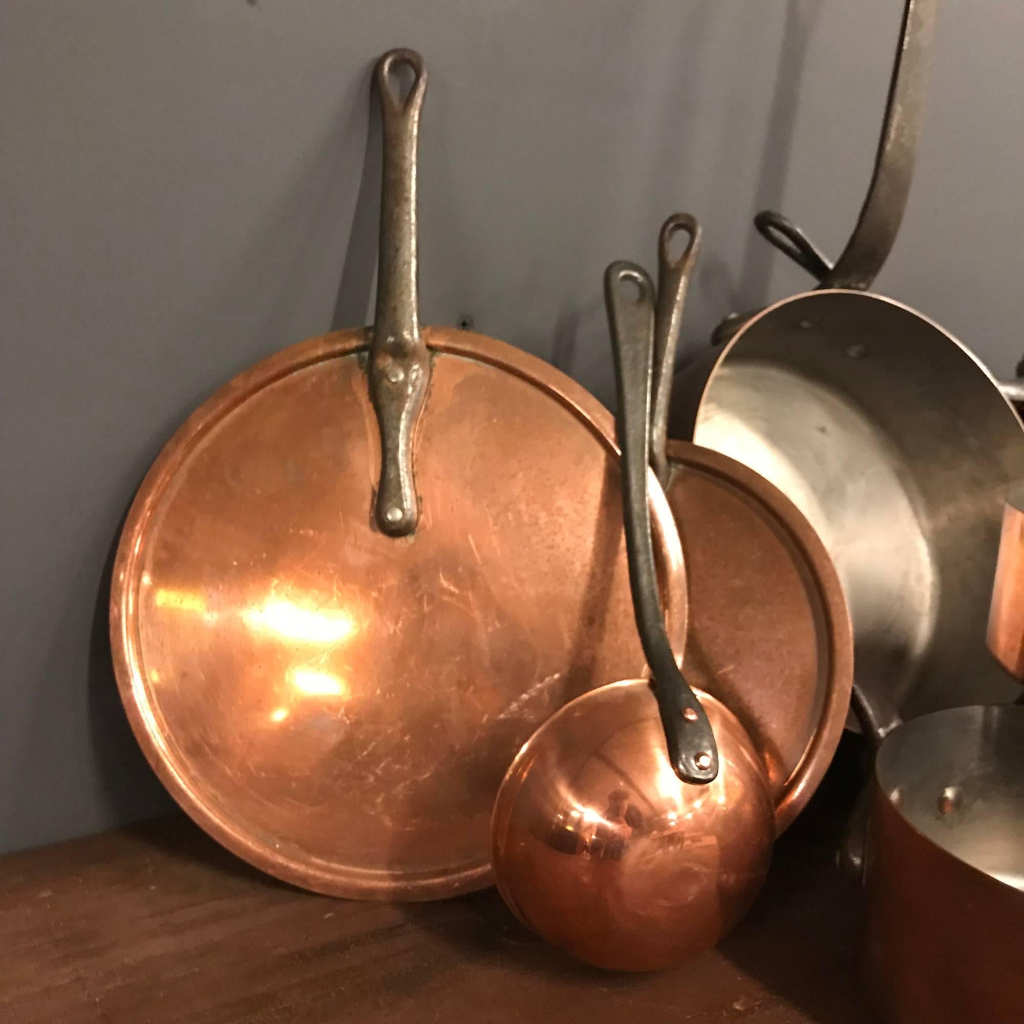 Vintage copper kitchen pans, two copper lids and a copper spoon. This set of nine remains in very good condition. Price is for the set,
early 20th century
Size of this antique copper pans nine pieces
Different sizes 12.5 x 24 x 12.5 cm. 22.5 x 45