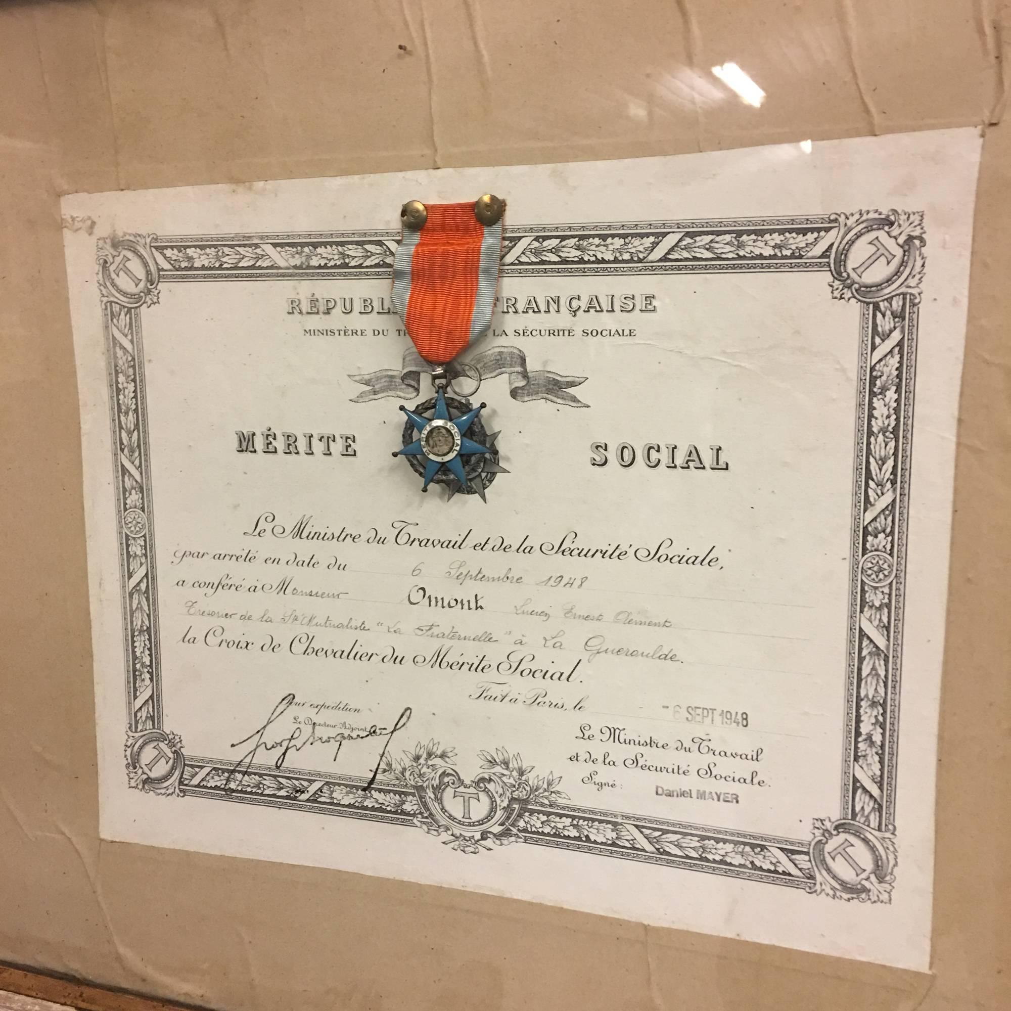 Order of societal merit. Gilt plaster wooden frame with original medal. 1948 The order was created on 25 October 1936 and modified on 14 February 1937 and intended to recognise outstanding service to Provident and Mutual Associations and