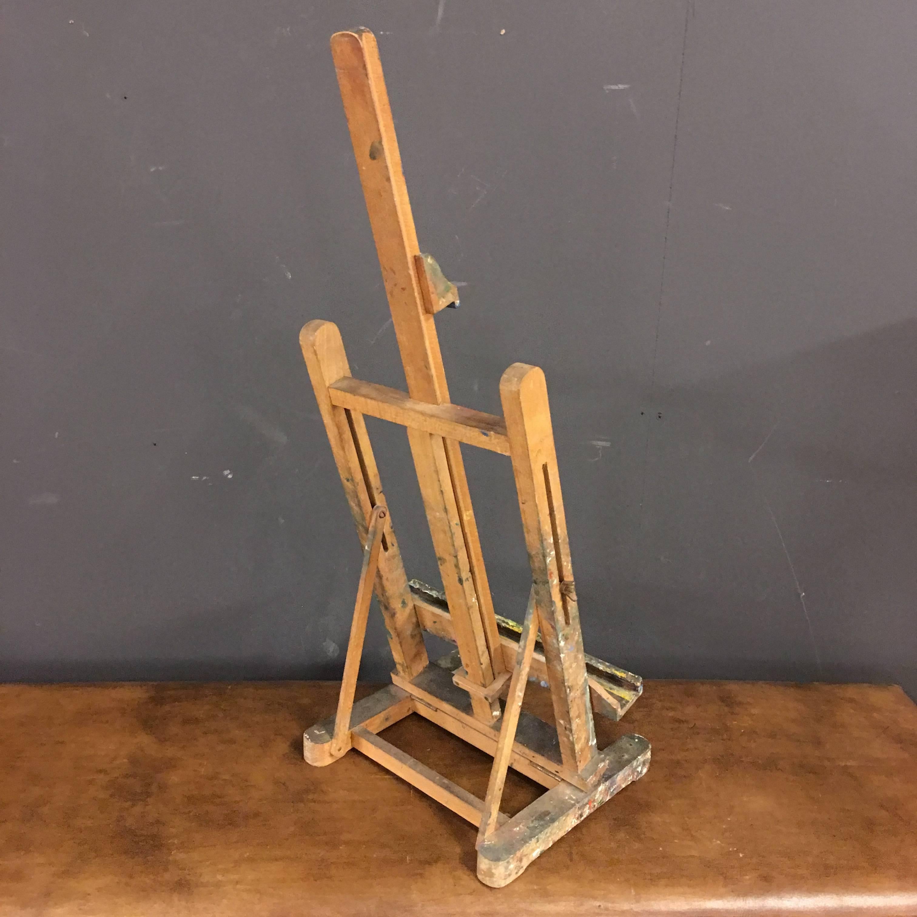 This small vintage easel is made of beechwood.
Manufactured by Lefranc, France, early mid-20th century.
Decorative piece.