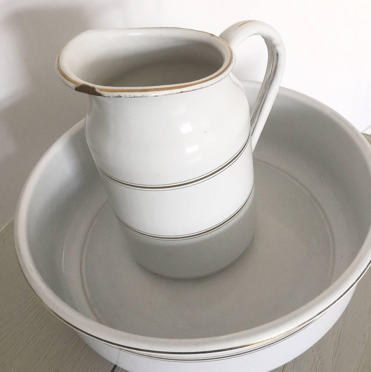 Vintage French wash set with gold banding.

Measures: jug height 25cm
bowl height 12cm
bowl diameter 37cm.
             