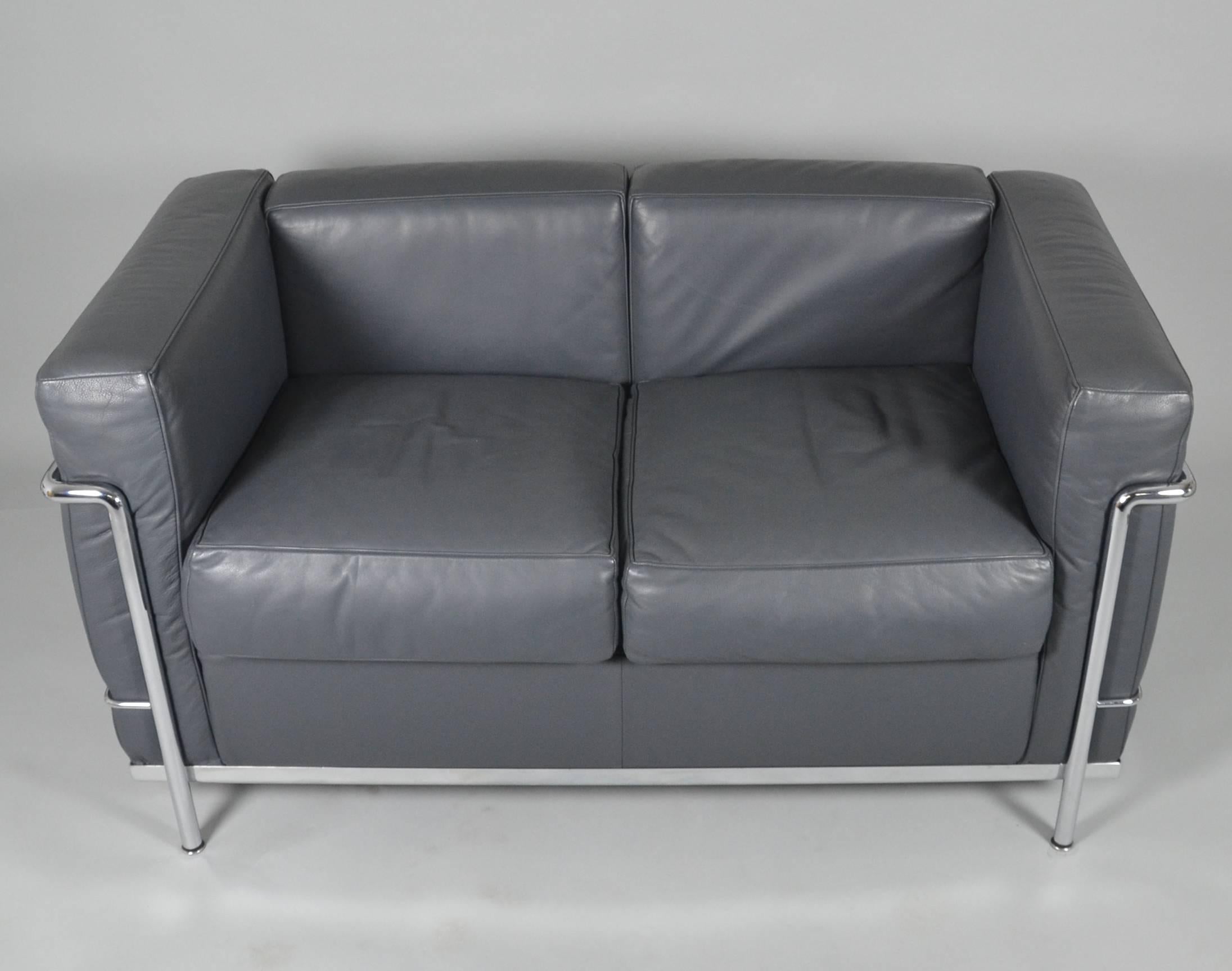 Designed by Le Corbusier, Pierre Jeanneret and Charlotte Perriand in 1928. Produced and signed by Cassina.
Stainless steel with cushions in grey leather.