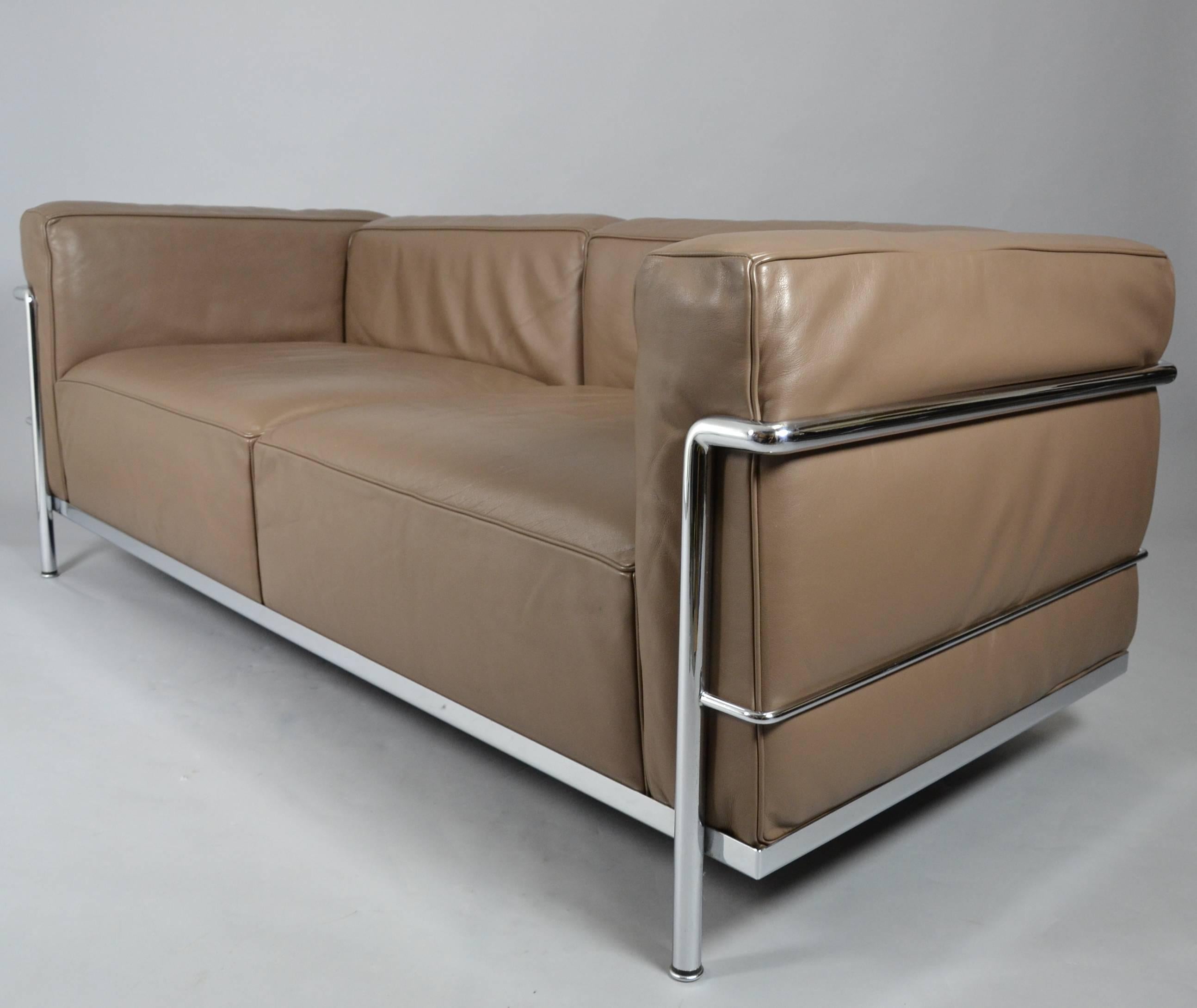 Designed by Le Corbusier, Pierre Jeanneret and Charlotte Perriand in 1928. Produced and signed by Cassina.
Stainless steel with cushions in light brown leather.
