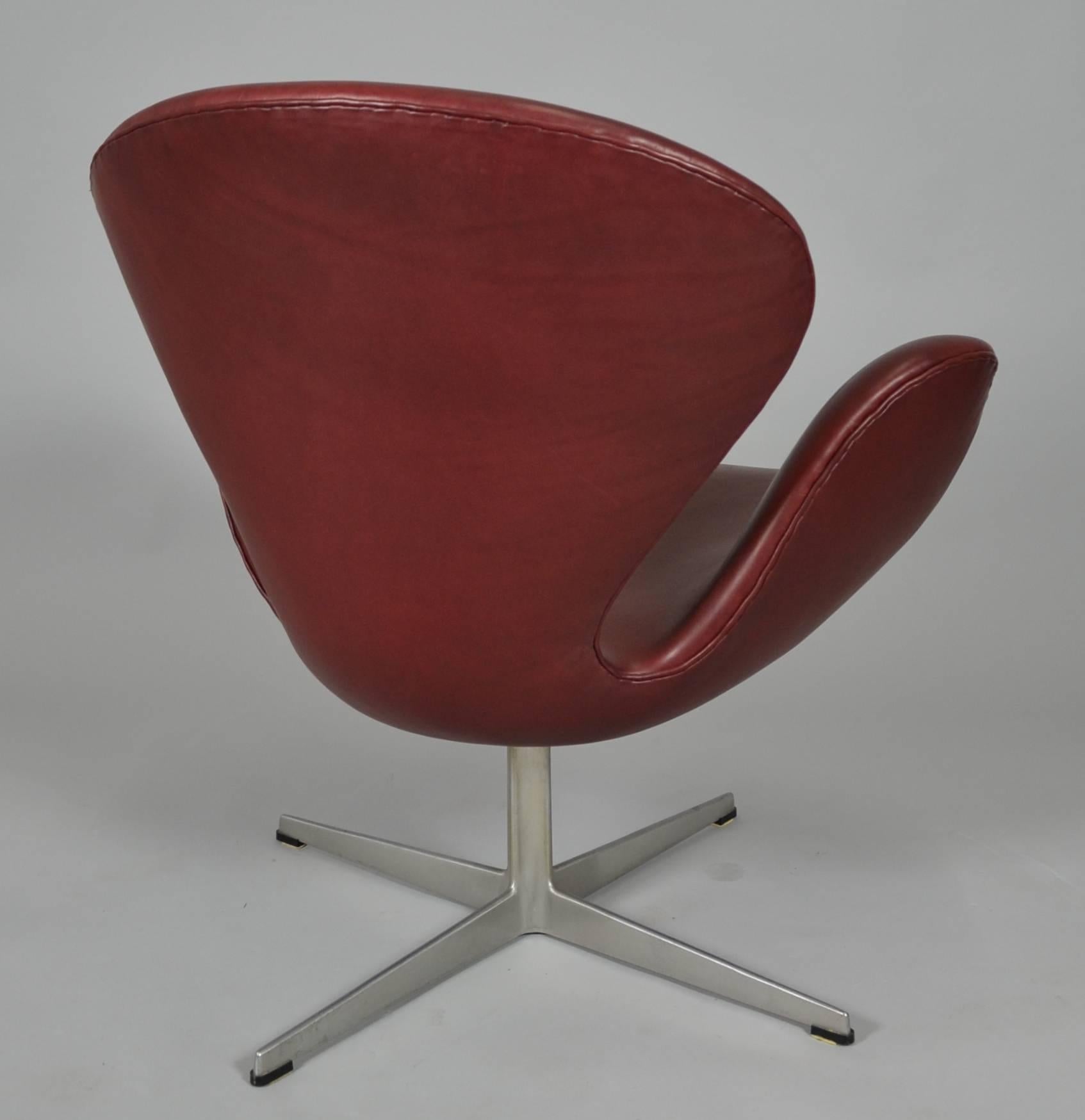 Mid-20th Century Pair of Swan Chairs by Arne Jacobsen in Bordeaux Leather