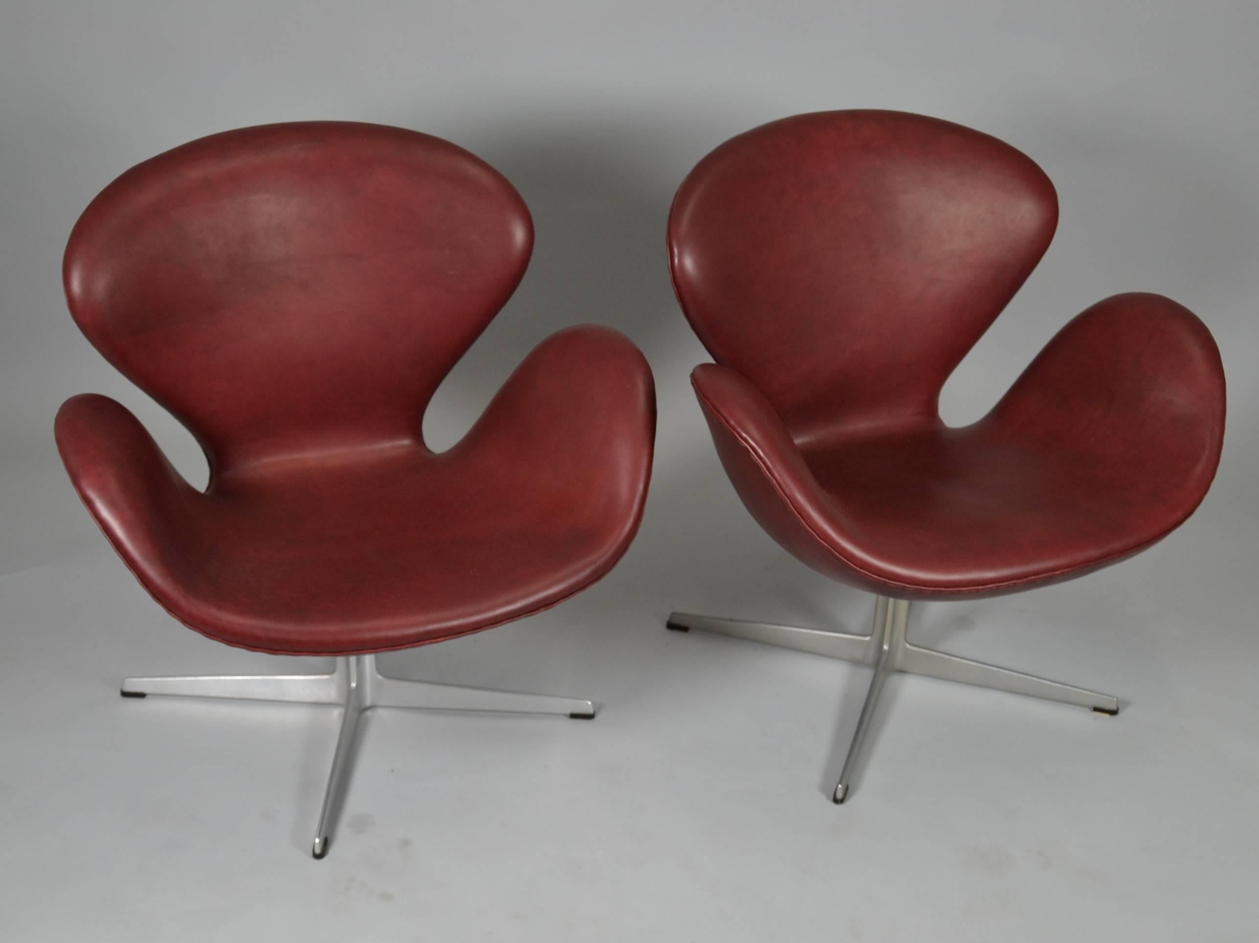 Designed by Arne Jacobsen in 1958, produced by Fritz Hansen before 1975.
Swivel chairs with an Aluminium base, shell upholstery is new in bordeaux aniline leather.
 