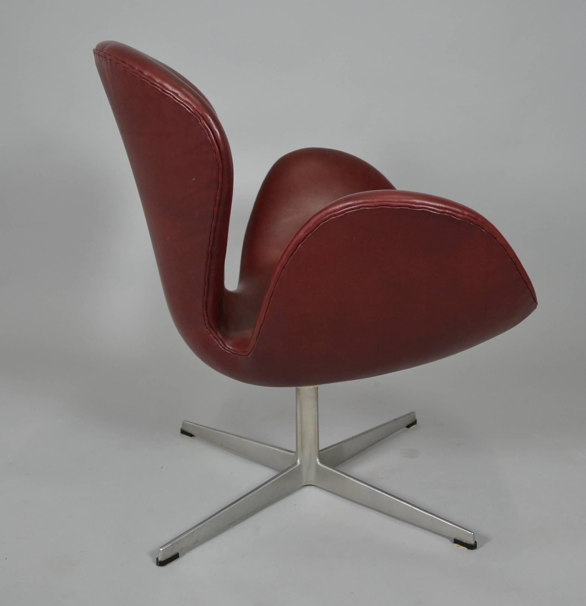 Pair of Swan Chairs by Arne Jacobsen in Bordeaux Leather In Good Condition In Hamburg, DE