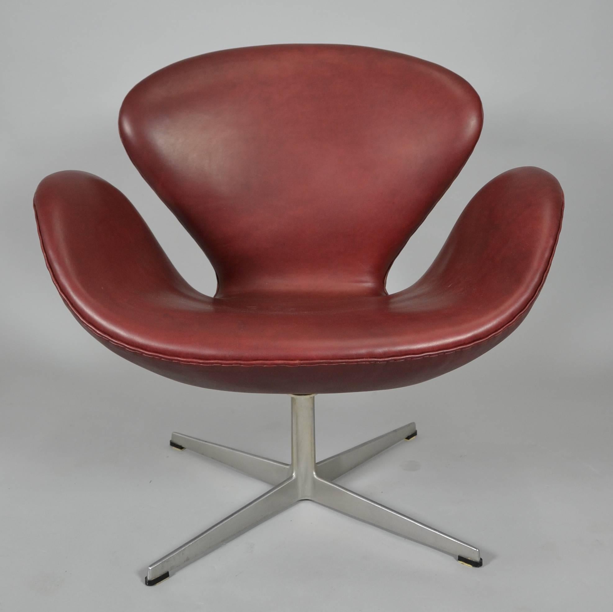 Mid-Century Modern Pair of Swan Chairs by Arne Jacobsen in Bordeaux Leather