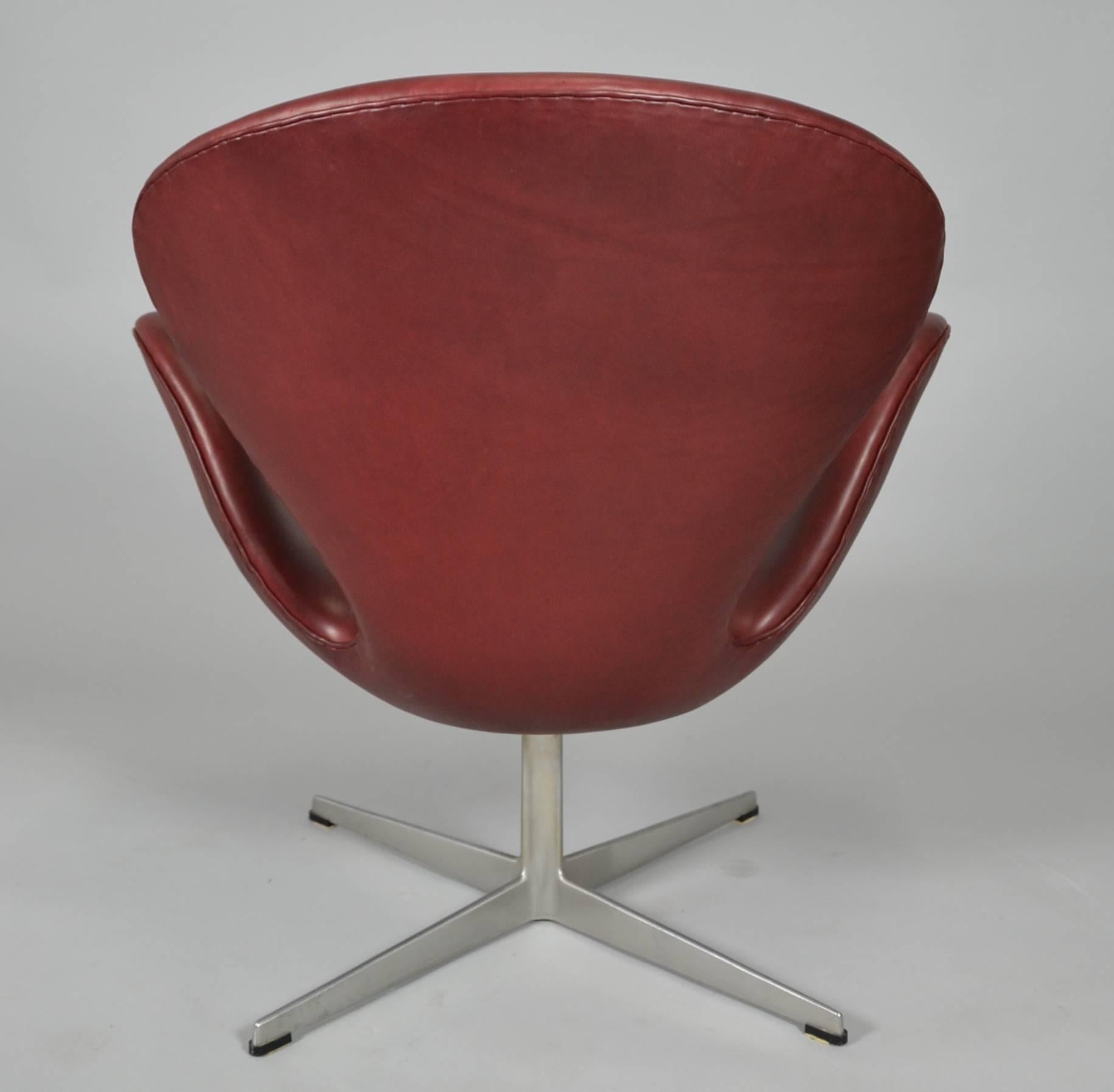 Aluminum Pair of Swan Chairs by Arne Jacobsen in Bordeaux Leather