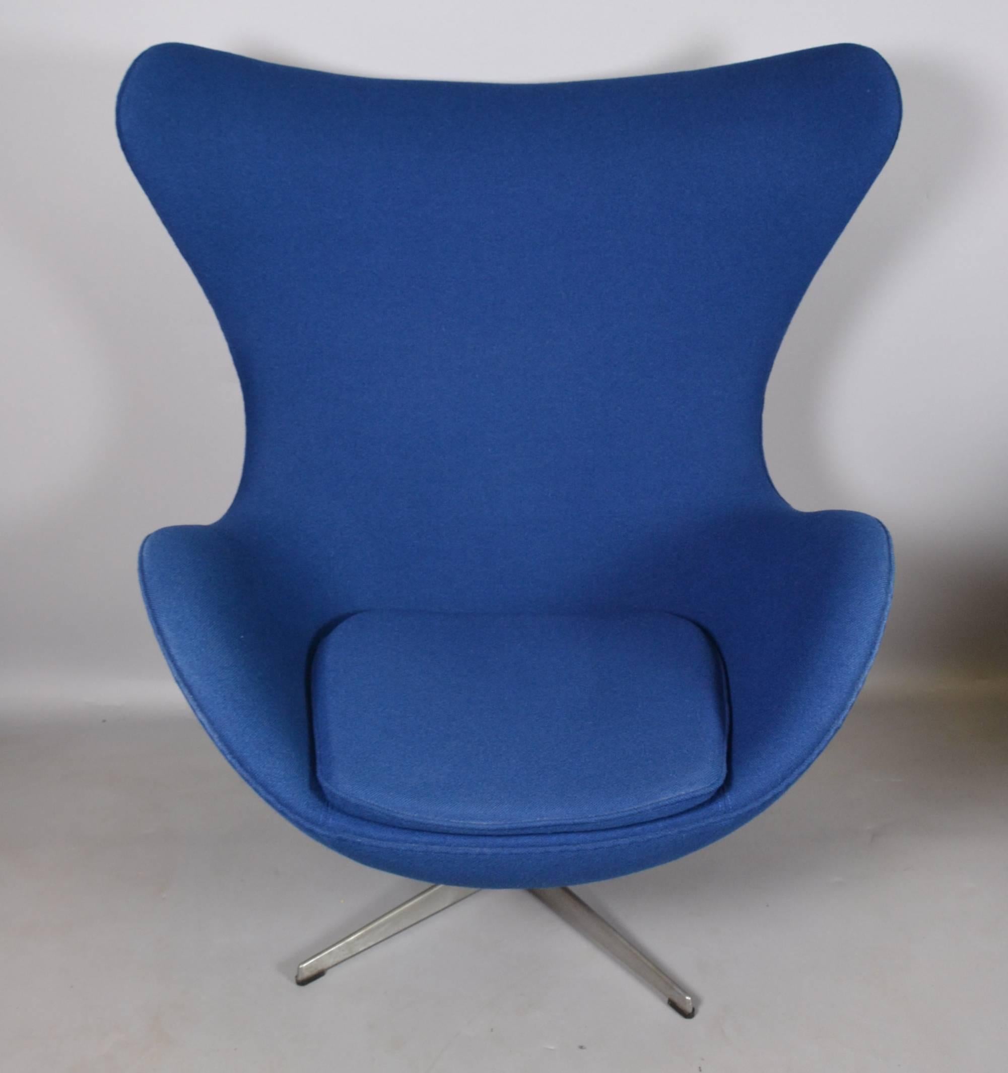 Designed by Arne Jacobsen in 1958, produced by Fritz Hansen before 1975. Original chair from the first production upholstery in blue fabric.