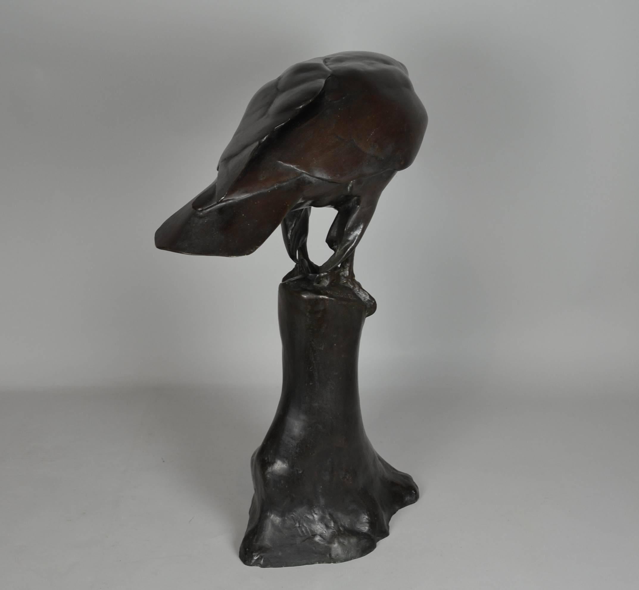 Seltener deutscher Bronzefalke auf einem Felsen von Willy Zügel (Art déco)