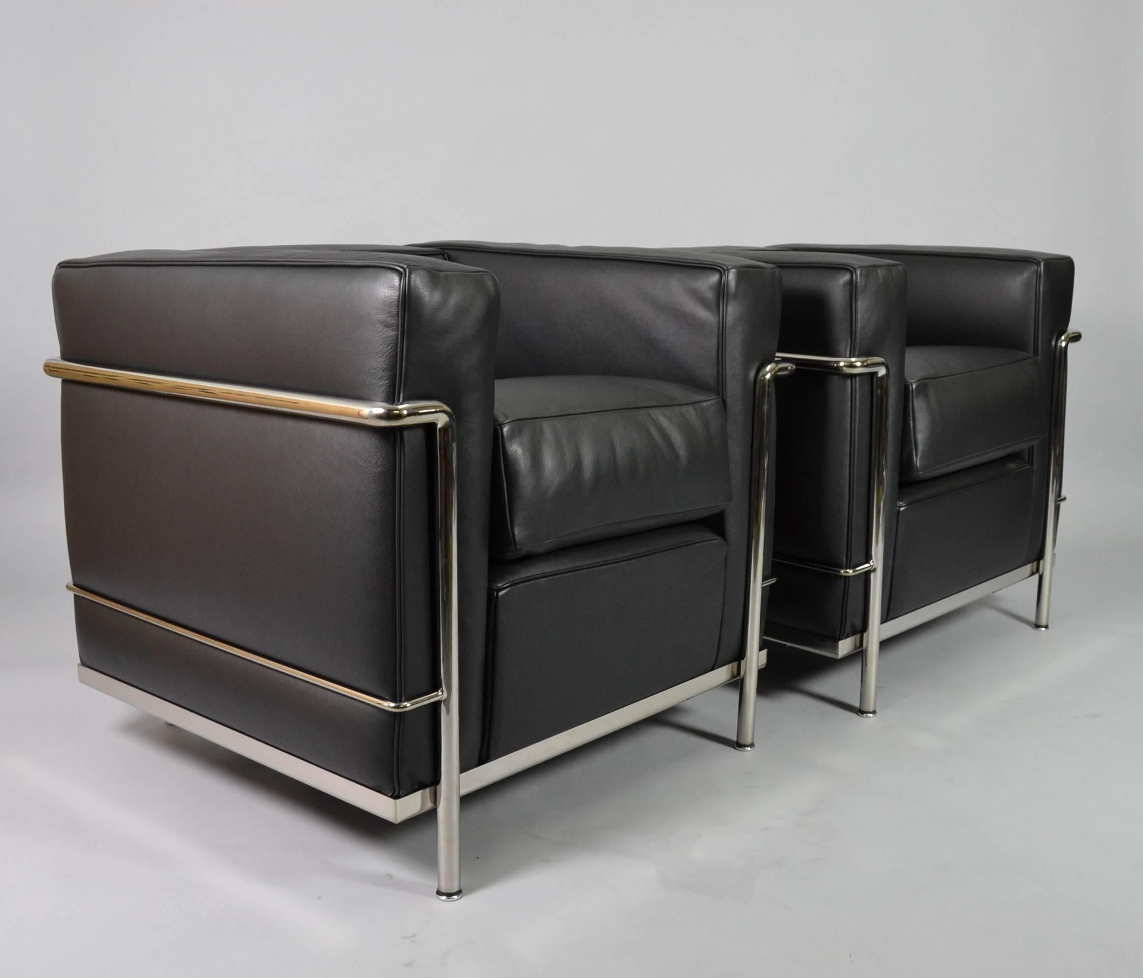 Designed by Le Corbusier, Pierre Jeanneret and Charlotte Perriand in 1928. Produced and signed by Cassina. Stainless steel with cushions in black leather.