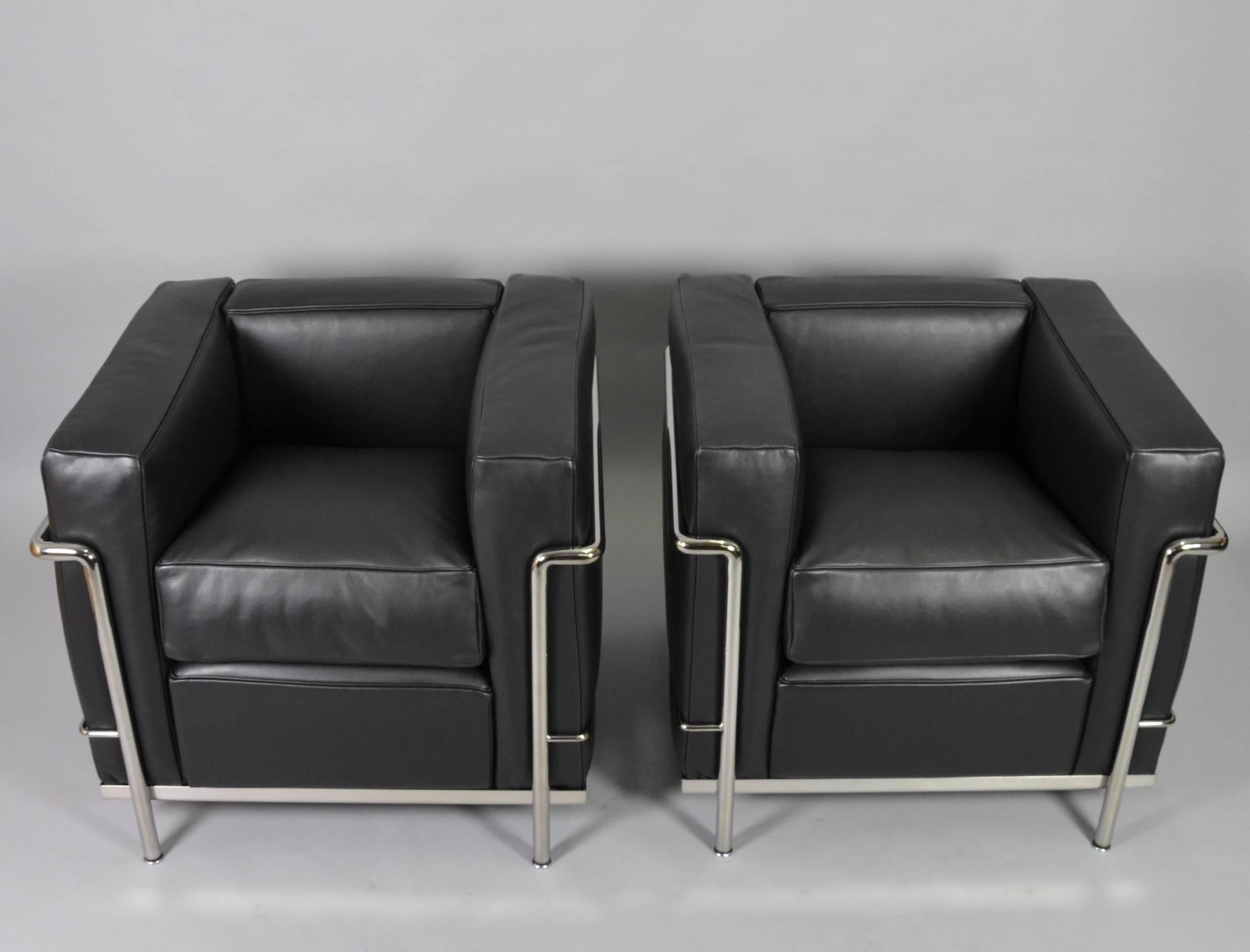 Designed by Le Corbusier, Pierre Jeanneret and Charlotte Perriand in 1928. Produced and signed by Cassina. Stainless steel with cushions in black leather.
Brand new chairs in original box.