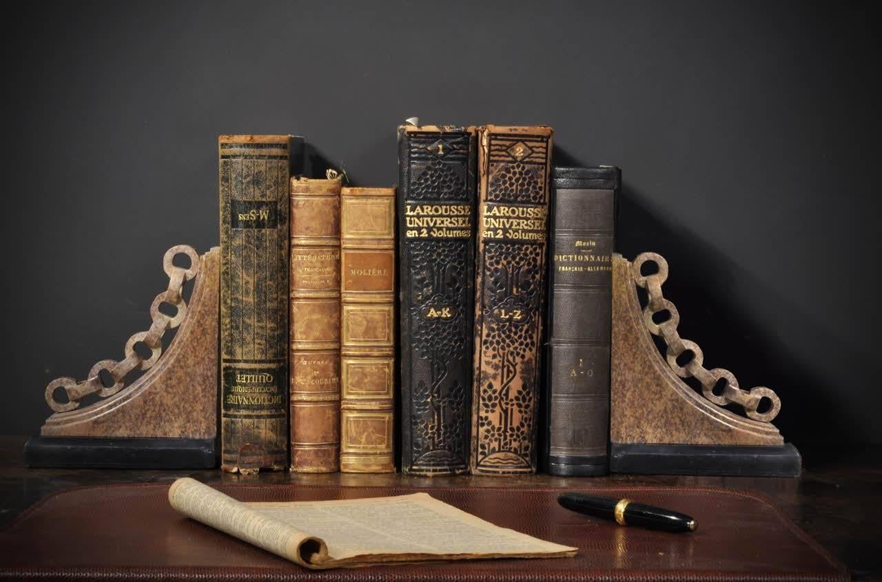 Stone carved bookends (steatite). A great work, very precise, to get that chain in a stone with various colors.