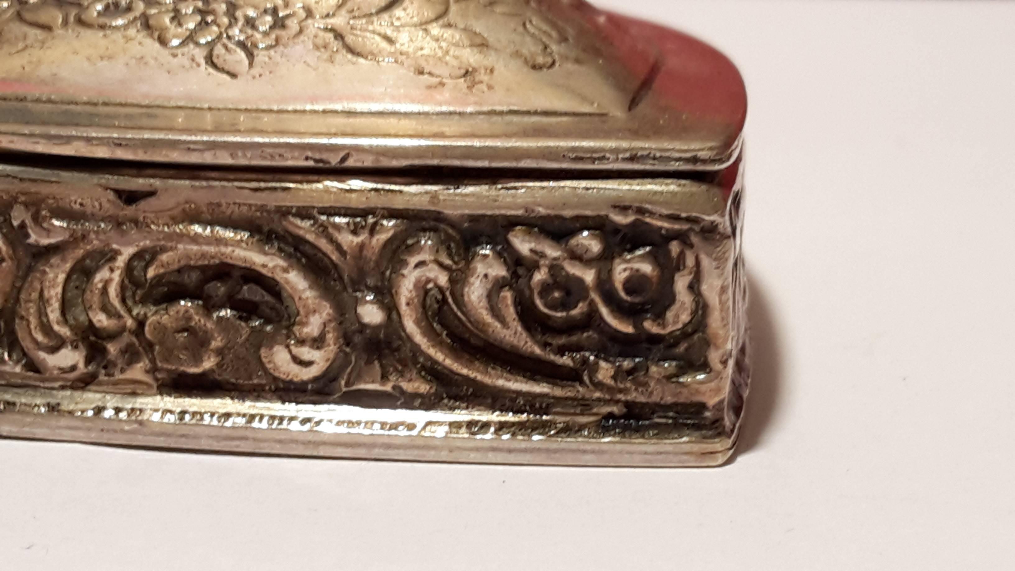 Contemporary, English, nice little box in silver open able.
Heart shaped.
Perfect conditions, beautiful work on the lid and on the sides.
Encrypted 