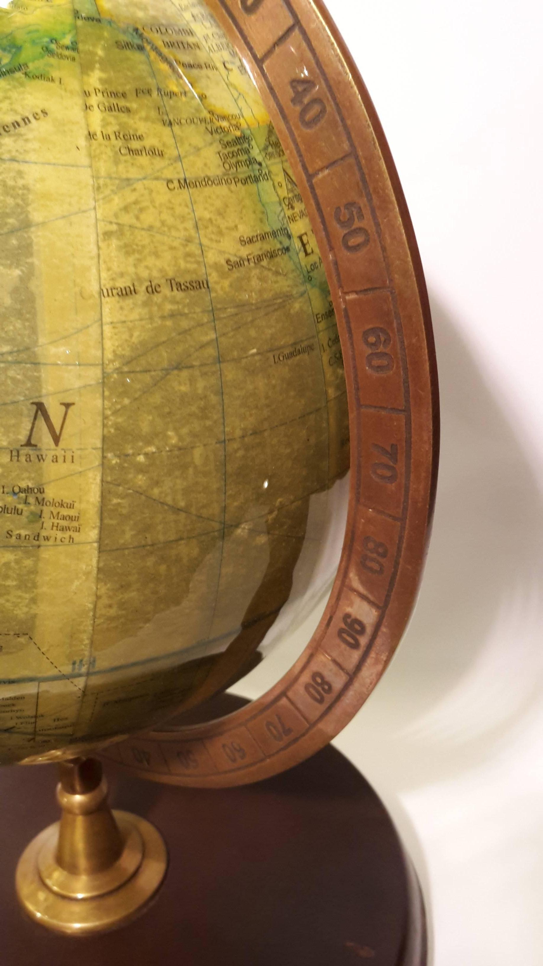 Modern, French globe, beautiful size, leather and brass. 
Perfect, written in French. 
To collect.