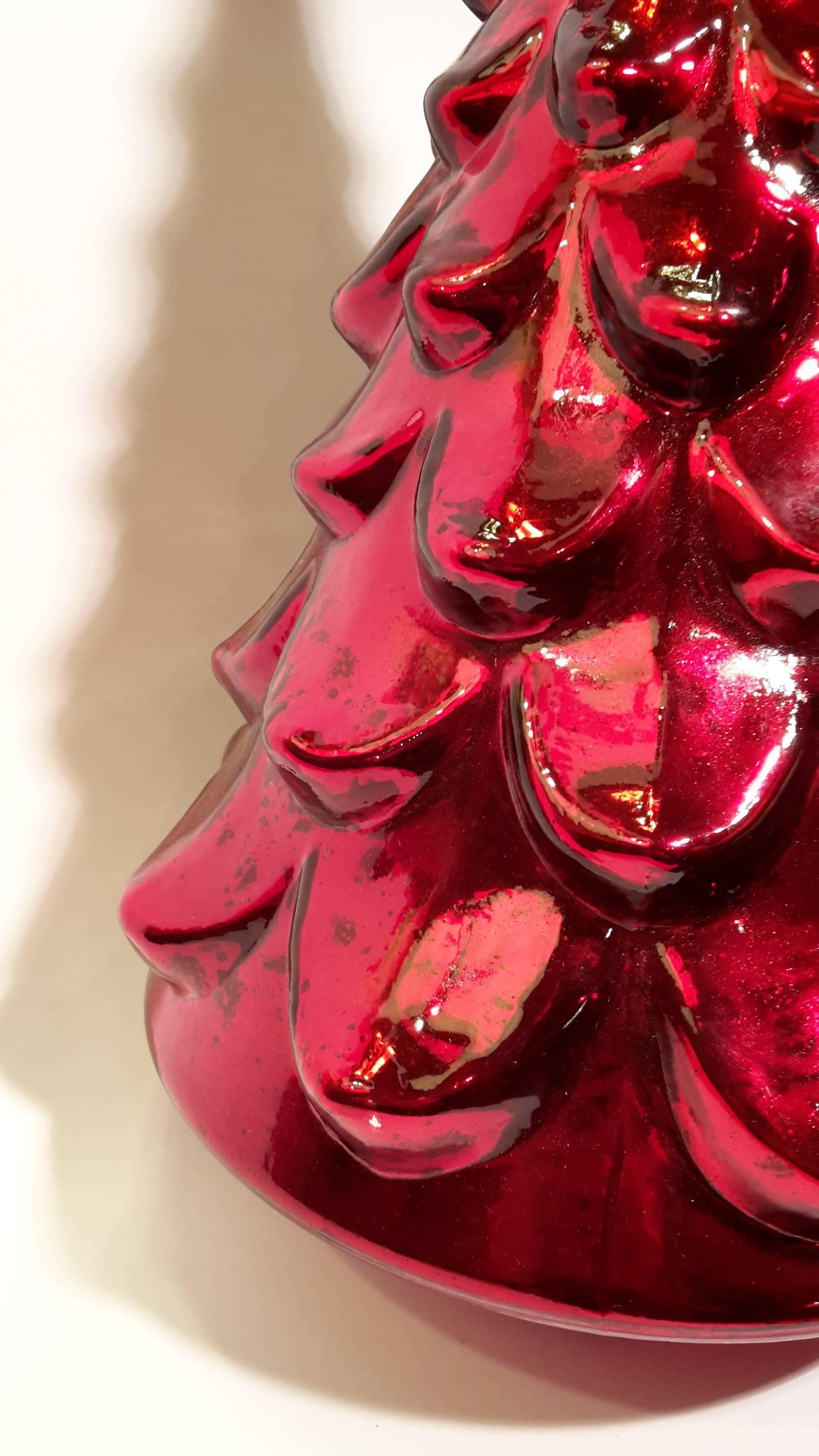 Funky and original, this contemporary French Christmas tree is in red glass.
Great color, nice size, to decorate your house for Christmas holidays.