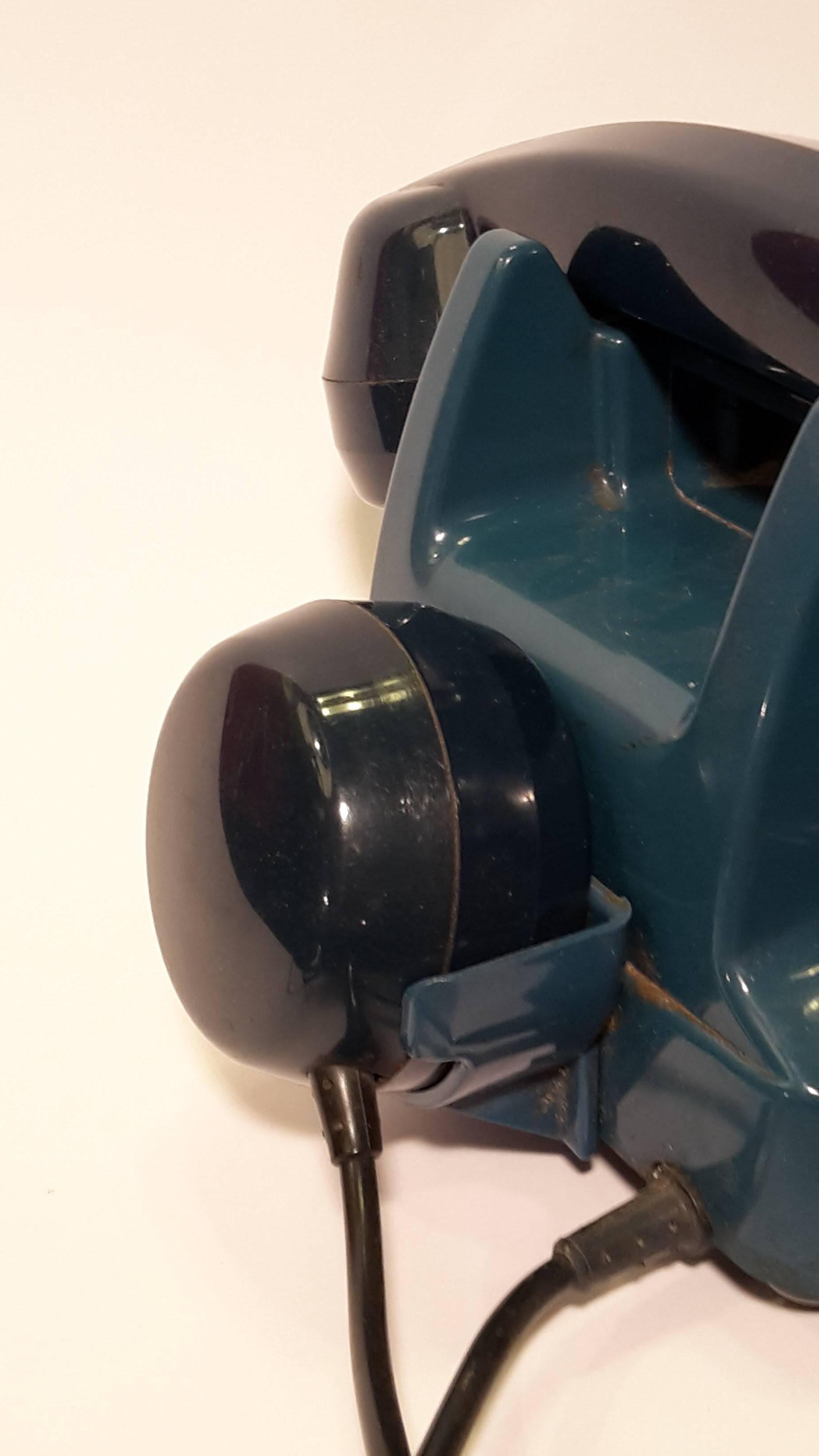 French, can be placed between the years 1960s and 1970s, in blue bakelite. 
Rear headset to listen to the conversation to another person. 
Functioning.