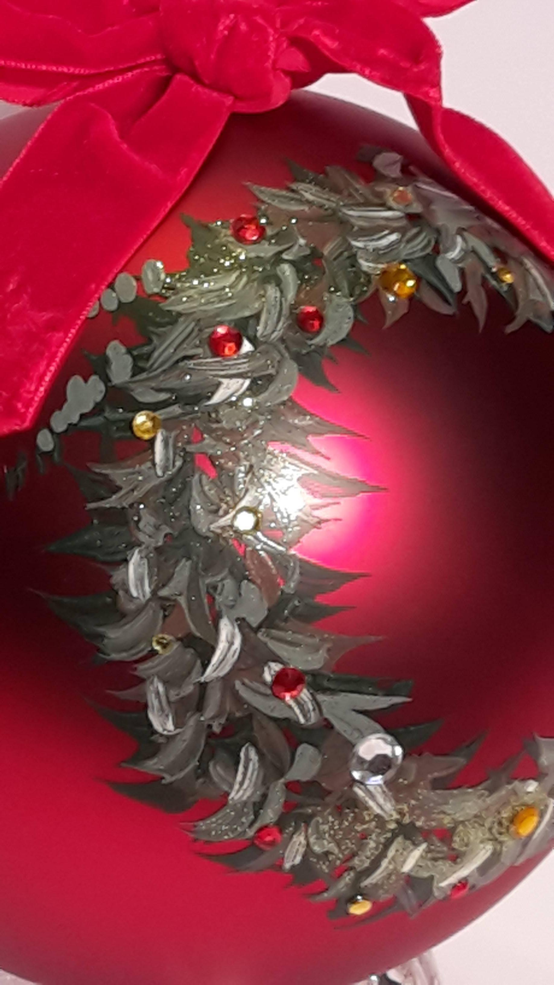 Elegant Christmas ball, large size, beautiful red color, contemporary.
From Germany, all glass. The central wreath decoration is painted and has applied the glitter.
With its own crystal support.