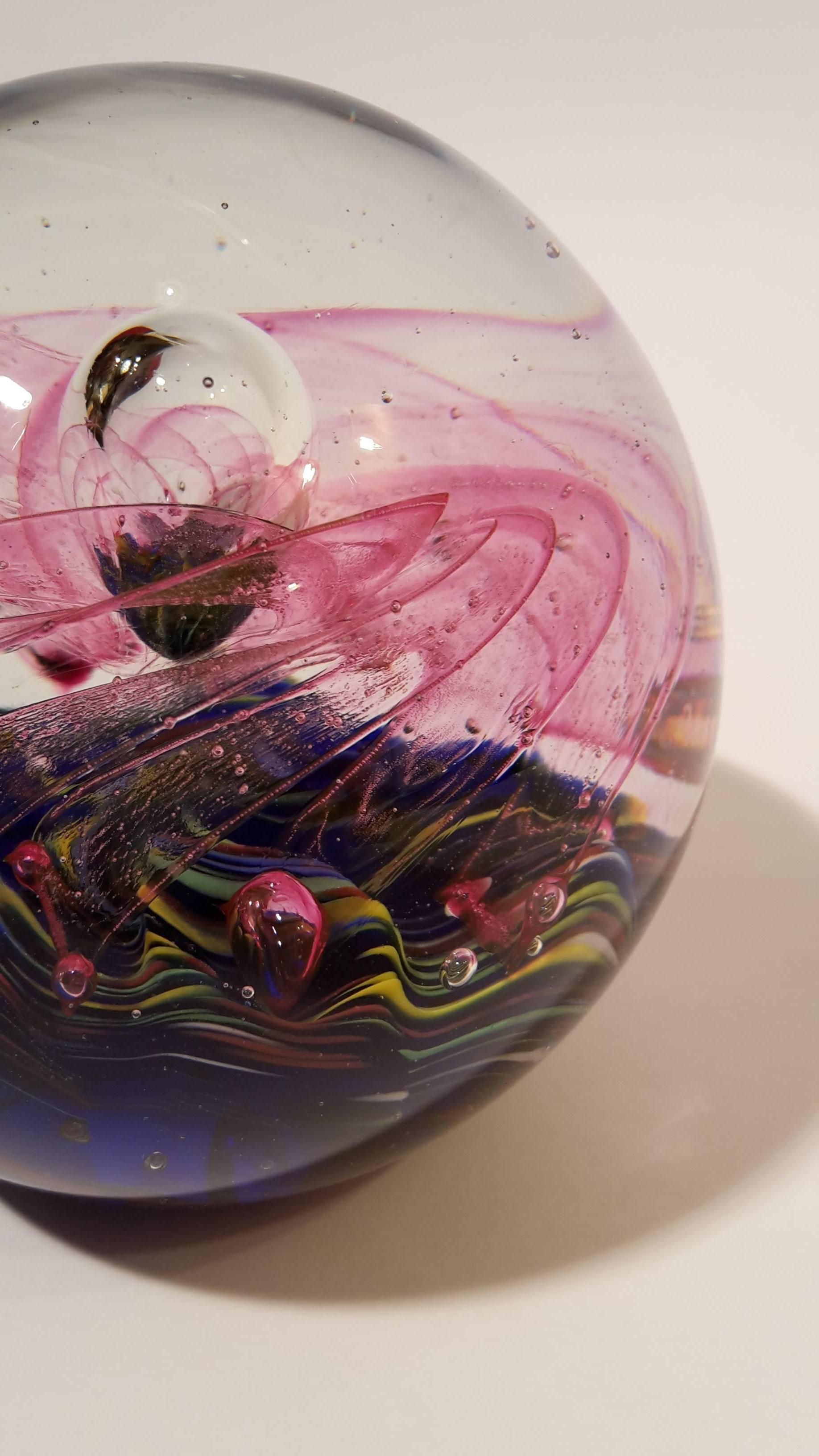 From Paris, this contemporary paperweight is all in crystal.
Inside there are stained glass filaments coloured that form spirals and waves and at its centre is a transparent drop.
Beautiful colours, nice size, perfect.
Inspired by the elegance of