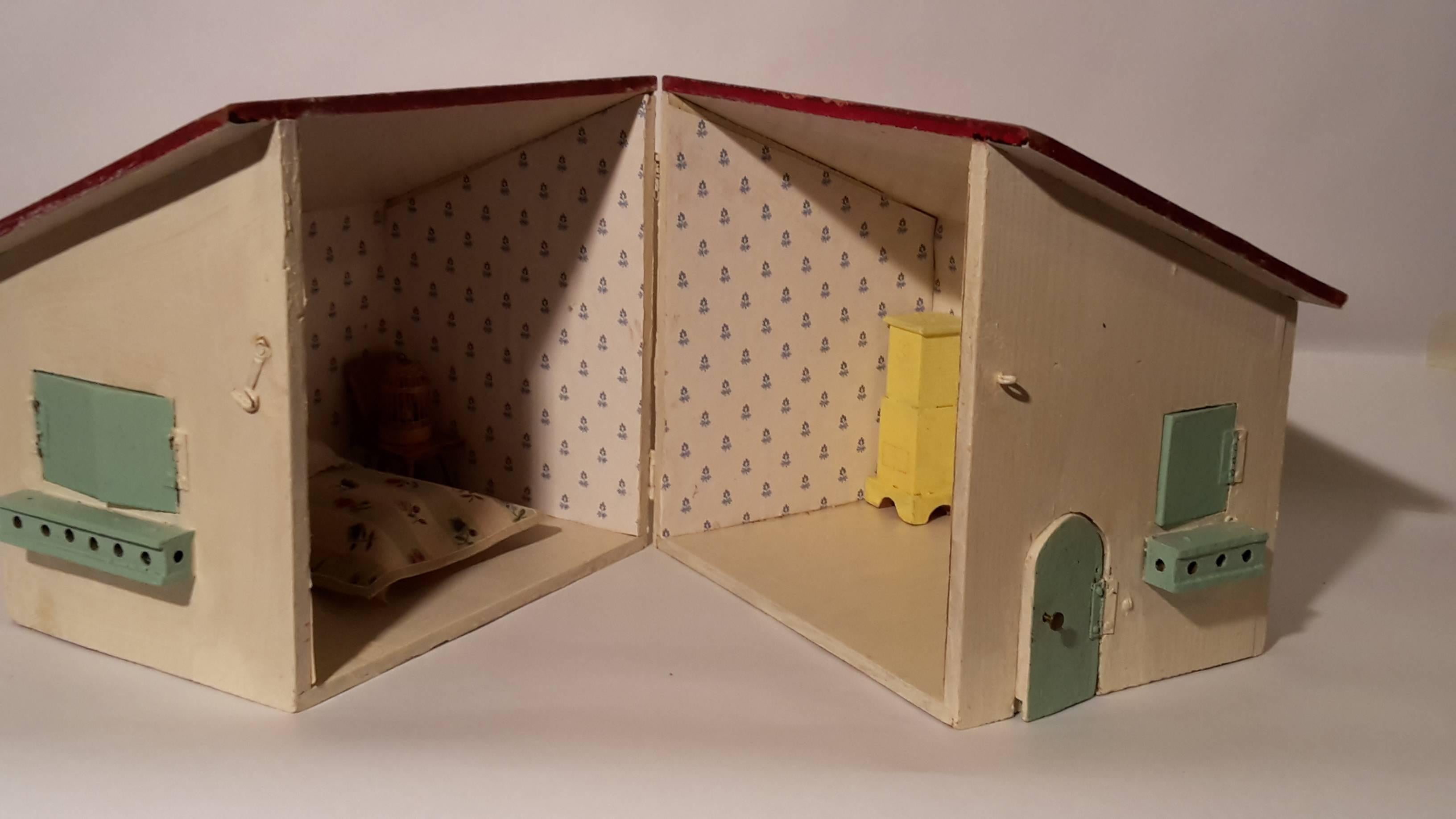 Dolls ' houses trip around, from the late 1970, Italian.
White painted wood with three green windows and door, red roof.
Closes and opens to be delivered.
Both the windows that the door can be opened and folding. 
The door has handle.
Interior