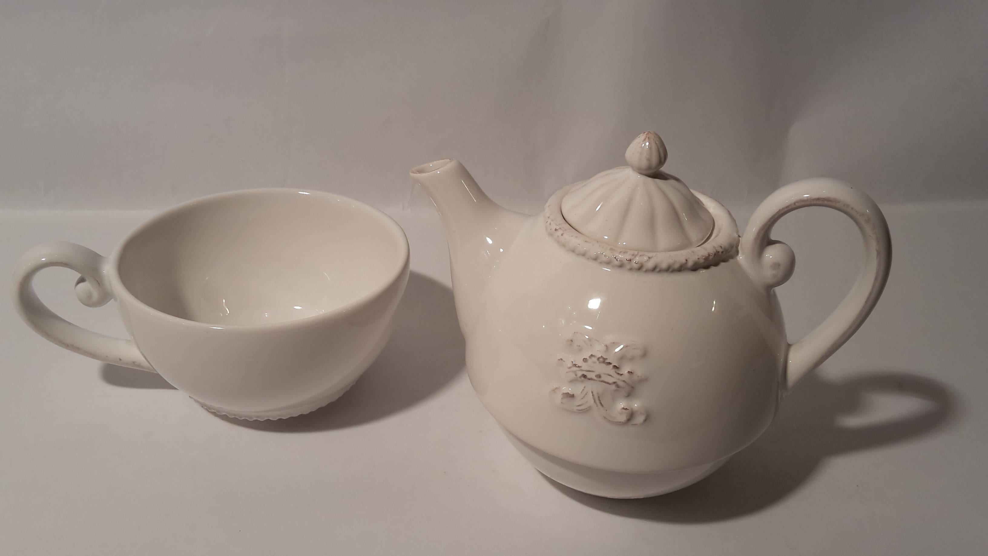 Teapot and mug in white ceramic. Stackable.
Contemporary from France.
Nice size, 