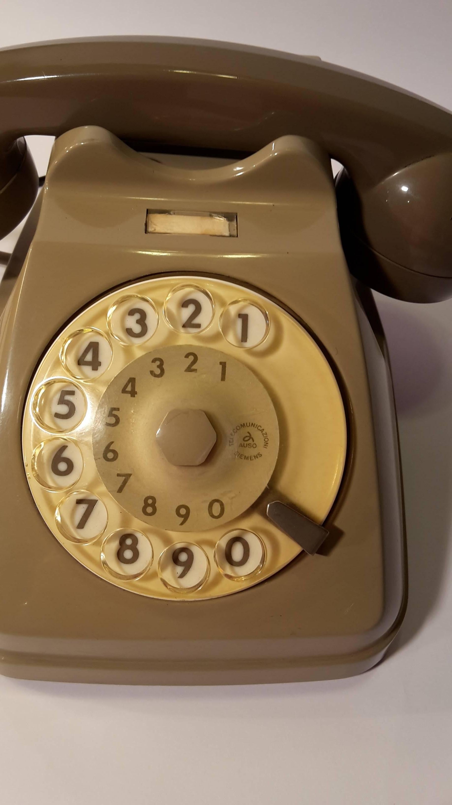 Of the 70's, Italian, grey bachelite phone.
Working.
Brand 
