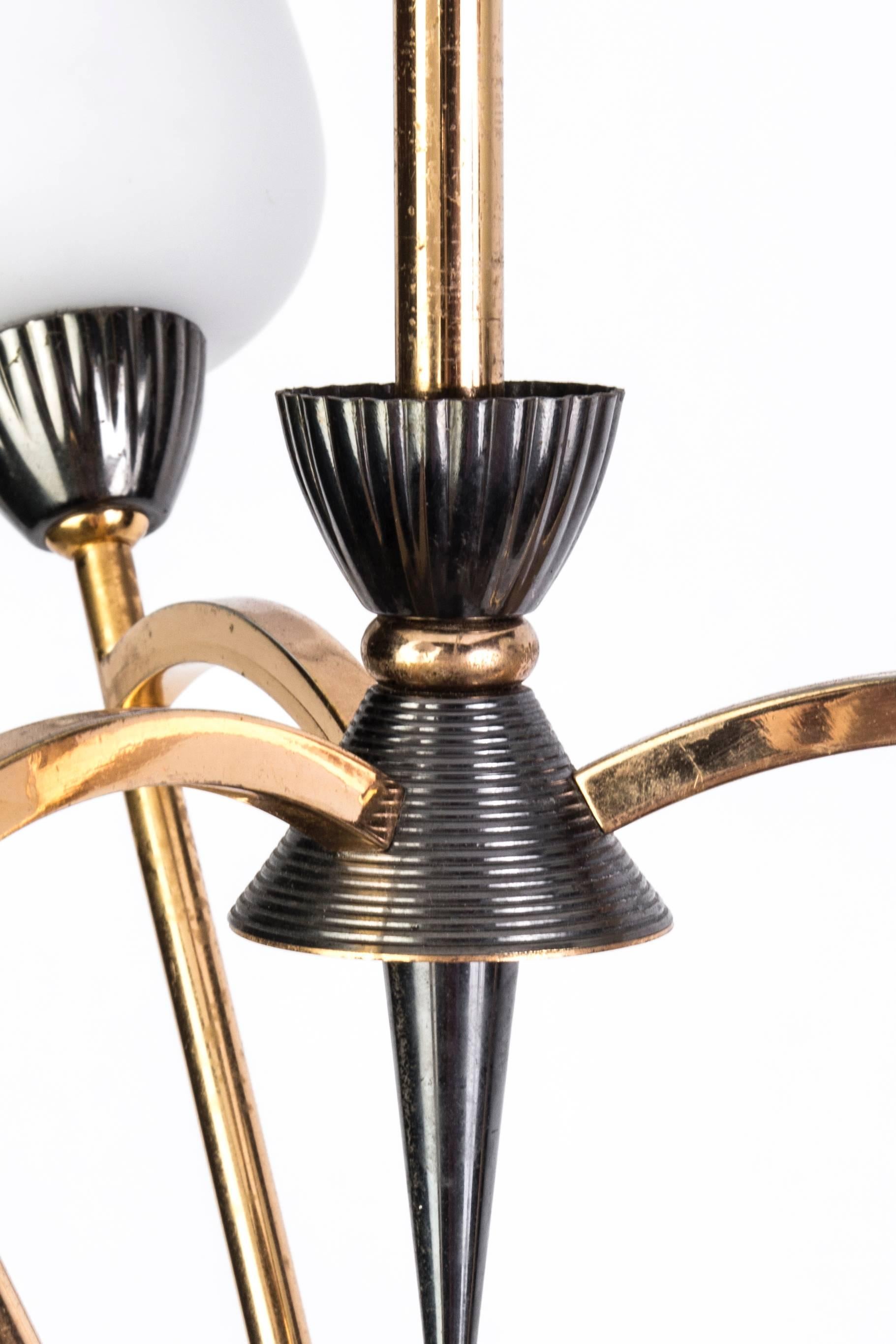 Mid-Century Modern Sophisticated Chandelier Attributed to Stilnovo For Sale
