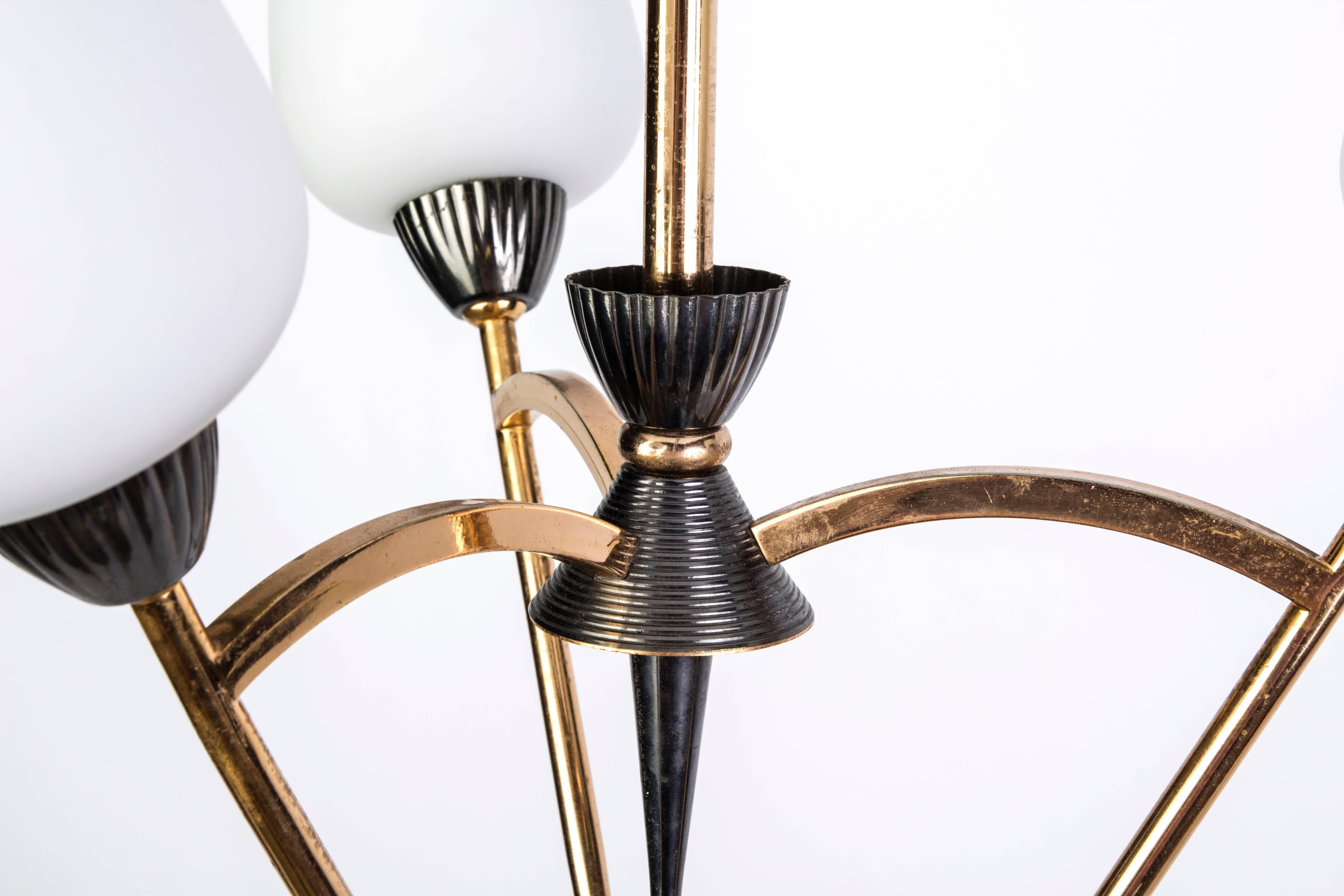 Mid-20th Century Sophisticated Chandelier Attributed to Stilnovo For Sale