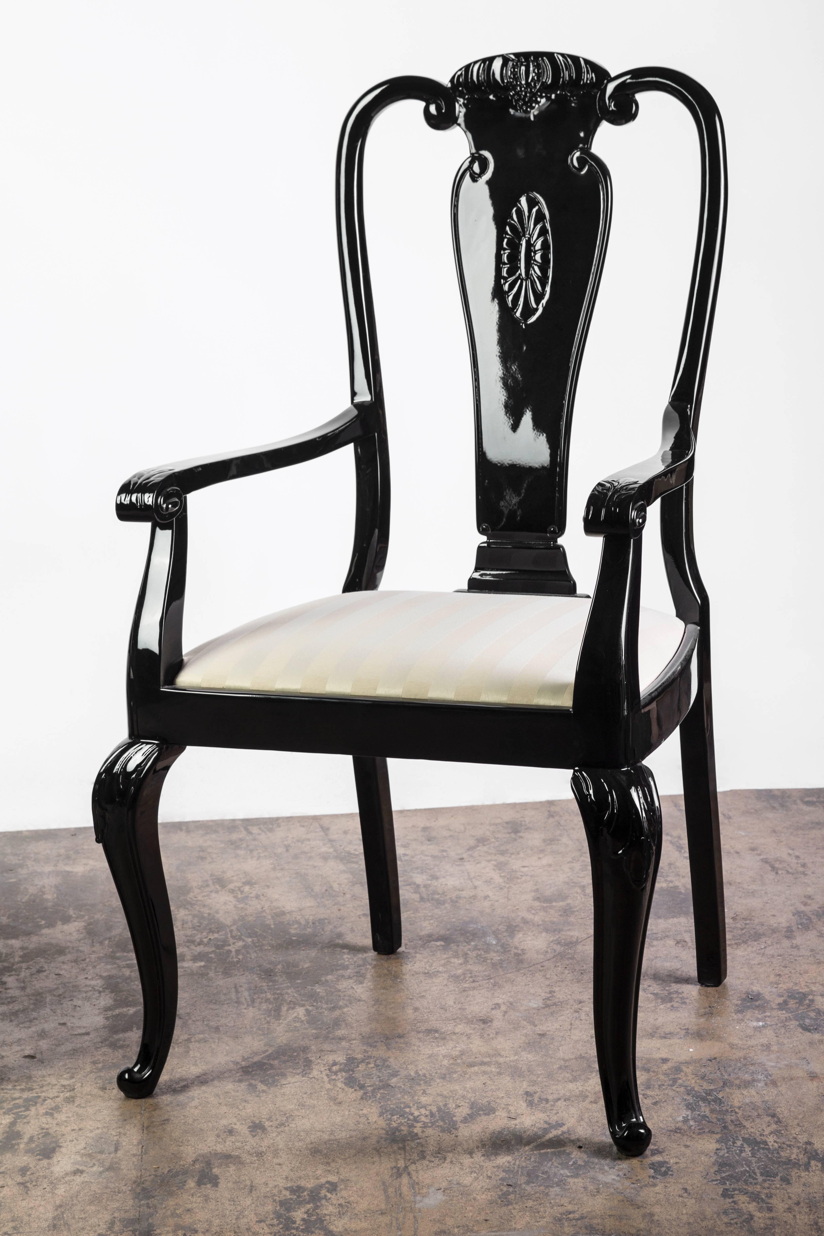 Cette paire sophistiquée de chaises de salle à manger en noyer massif, de style moderniste du milieu du siècle, a été finie en laque noire brillante et présente un design de découpe géométrique du dossier et des pieds cabriolets. Il est doté d'une