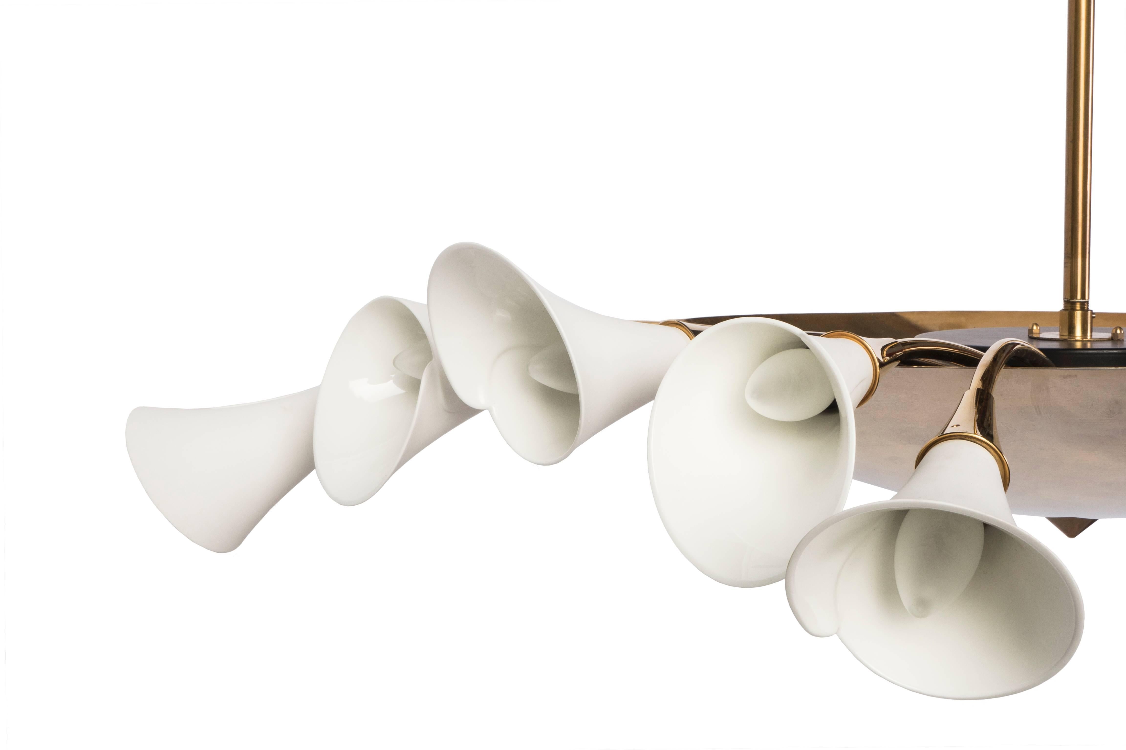 Atemberaubender Kronleuchter-Anhänger aus Porzellan mit Calla-Lilie und vergoldetem Messing  (Moderne der Mitte des Jahrhunderts) im Angebot