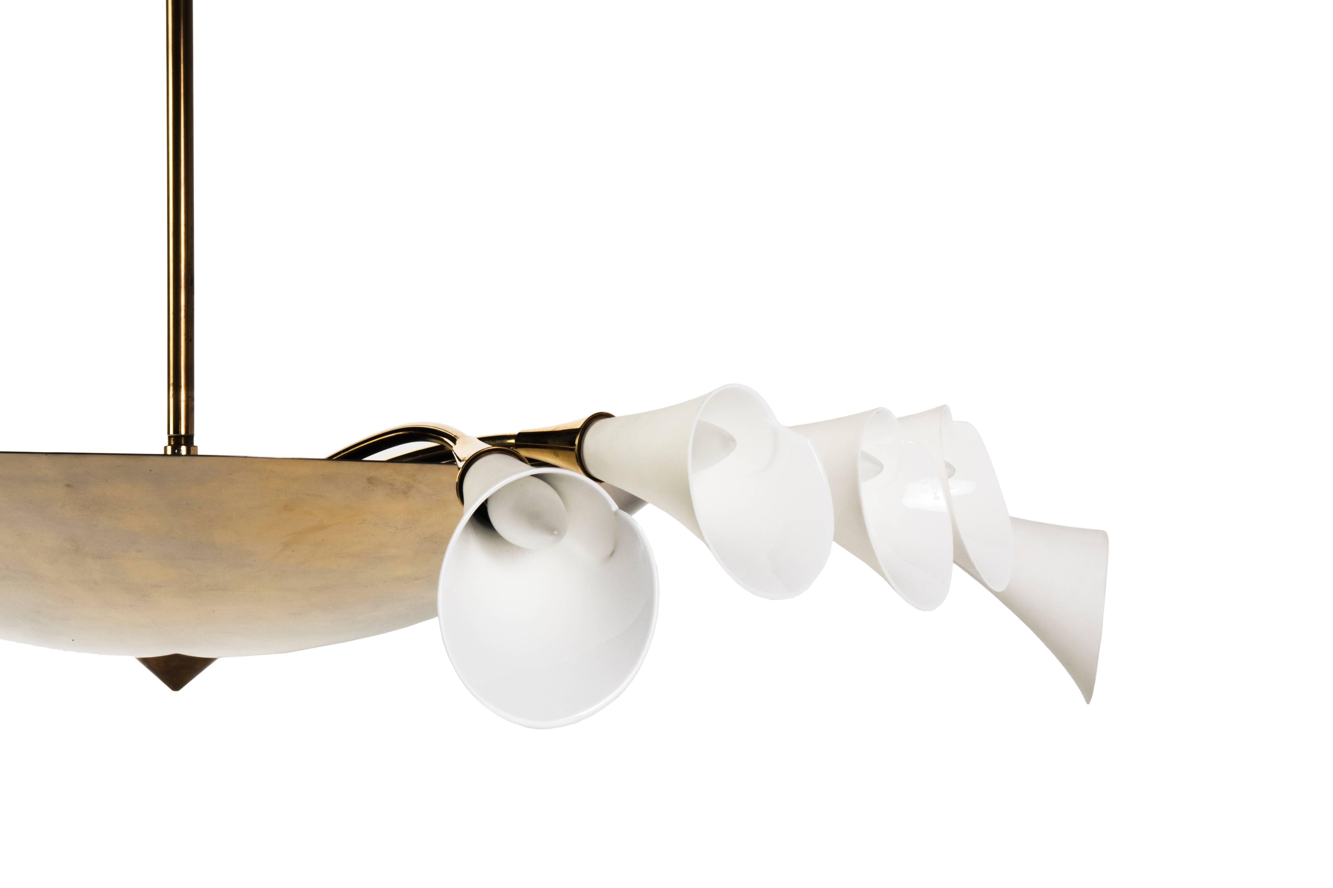 italien Superbe lustre à suspension en porcelaine Calla Lily et laiton doré  en vente