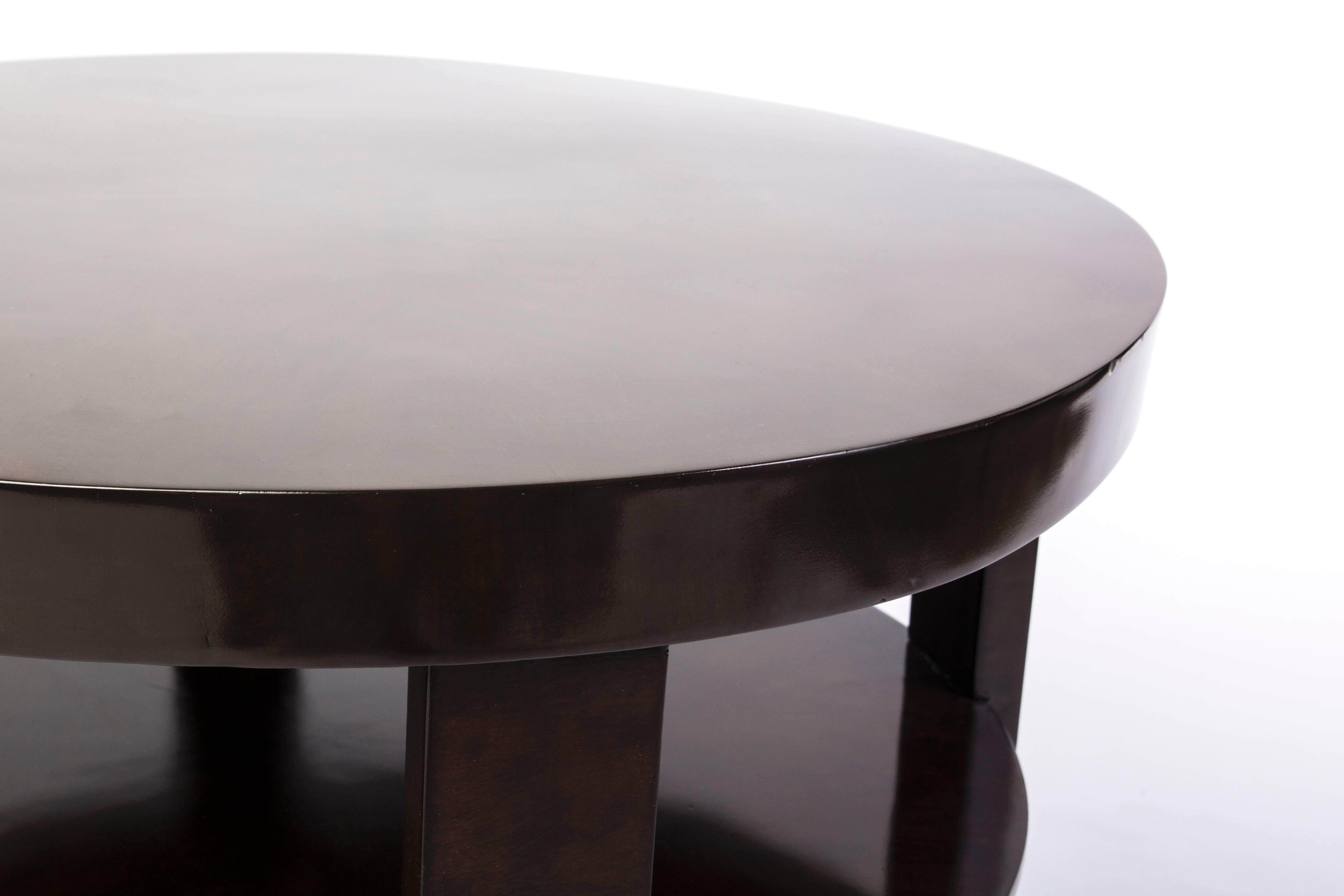 Elegant and simple Art Deco side table in solid mahogany and veneered in rosewood in a semi-gloss finish.