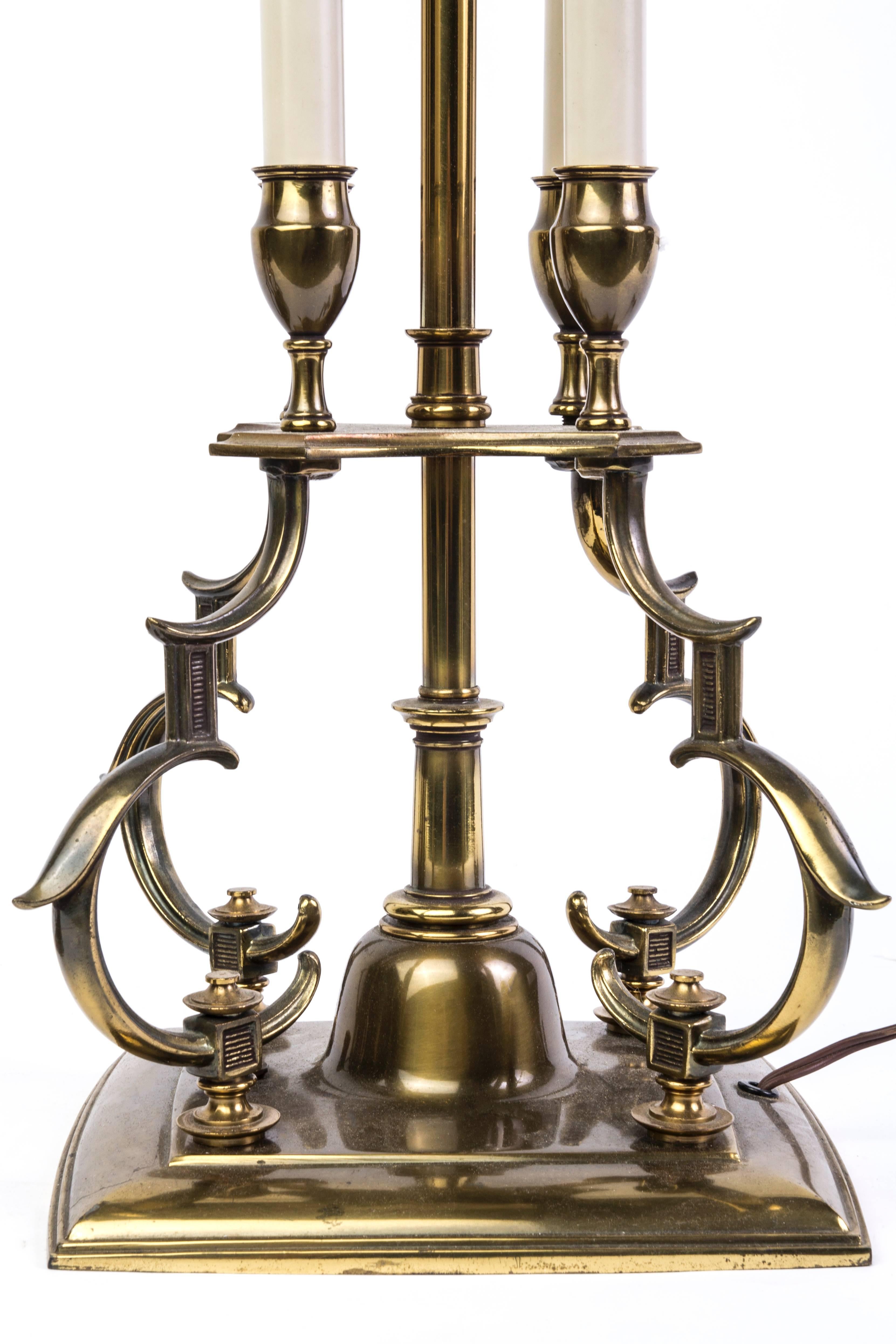 Cette belle paire de lampes de table en forme de chandelier, de style moderniste du milieu du siècle, est réalisée par Stiffel à la manière de Tommi Parzinger. Ils présentent une finition en laiton antique et des détails avec quatre tubes imitant