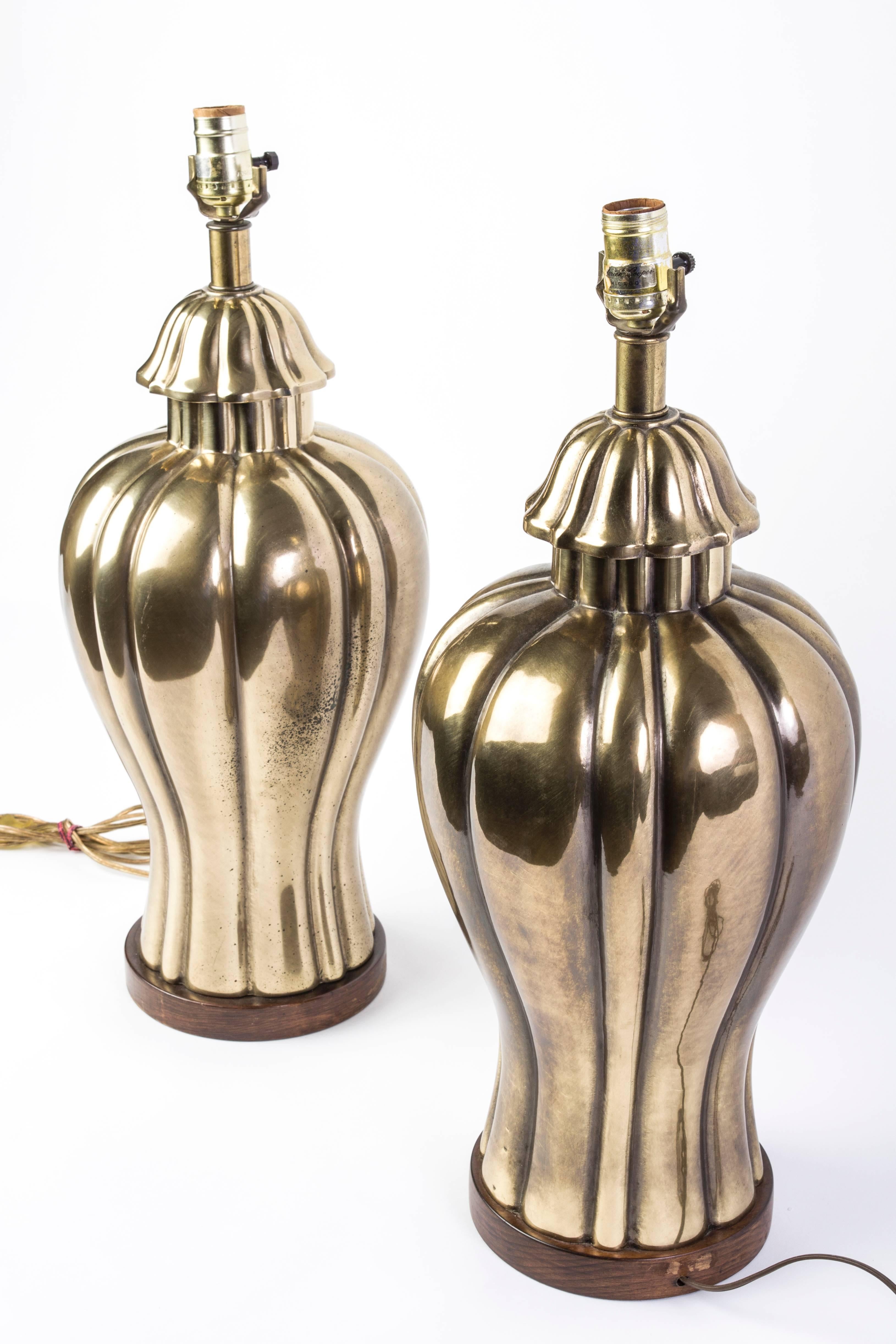 Dieses elegante Paar Frederick Cooper Messinglampen aus den 1970er Jahren ist aus massivem Messing gefertigt und befindet sich in ausgezeichnetem Originalzustand. Eine Lampe trägt noch den originalen goldenen Frederick Cooper-Aufkleber.
