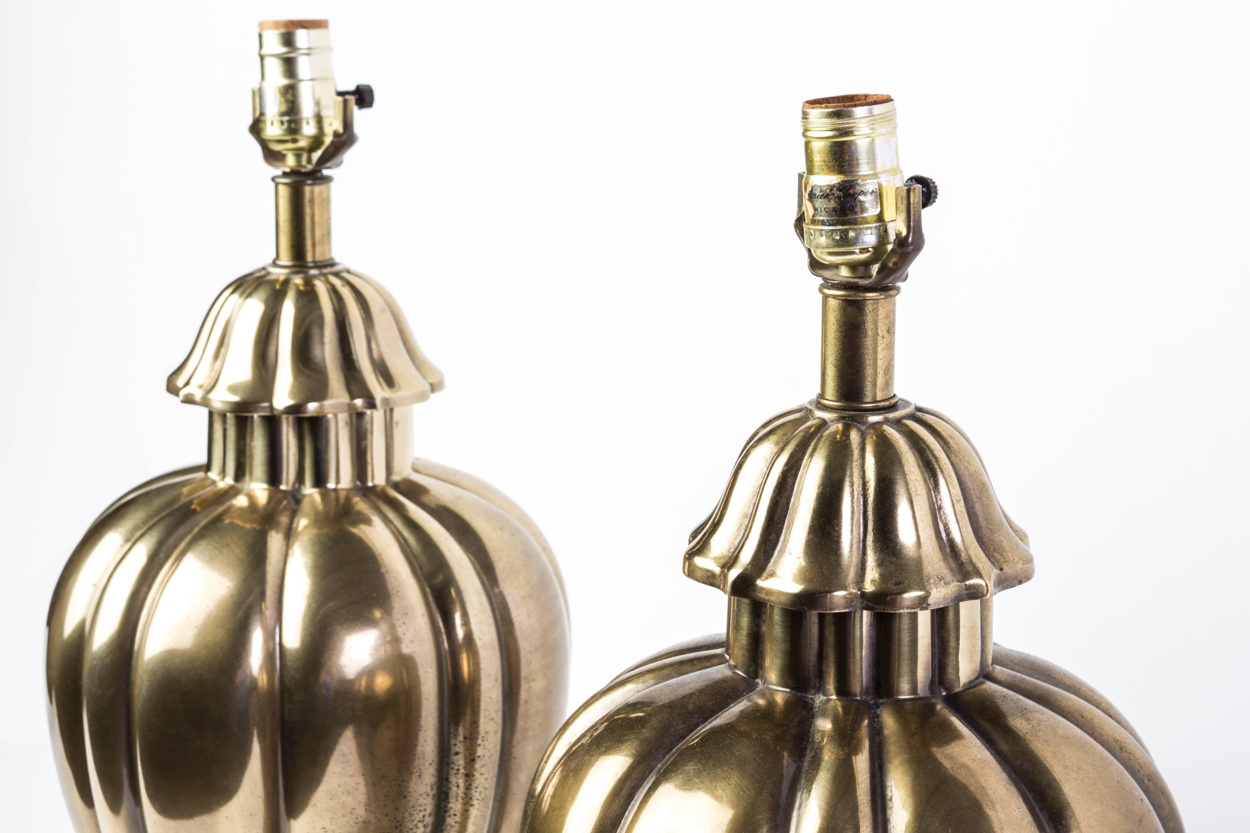 Mid-Century Modern Élégante paire de lampes en forme de jarre en laiton vintage Frederick Cooper, années 1970 en vente